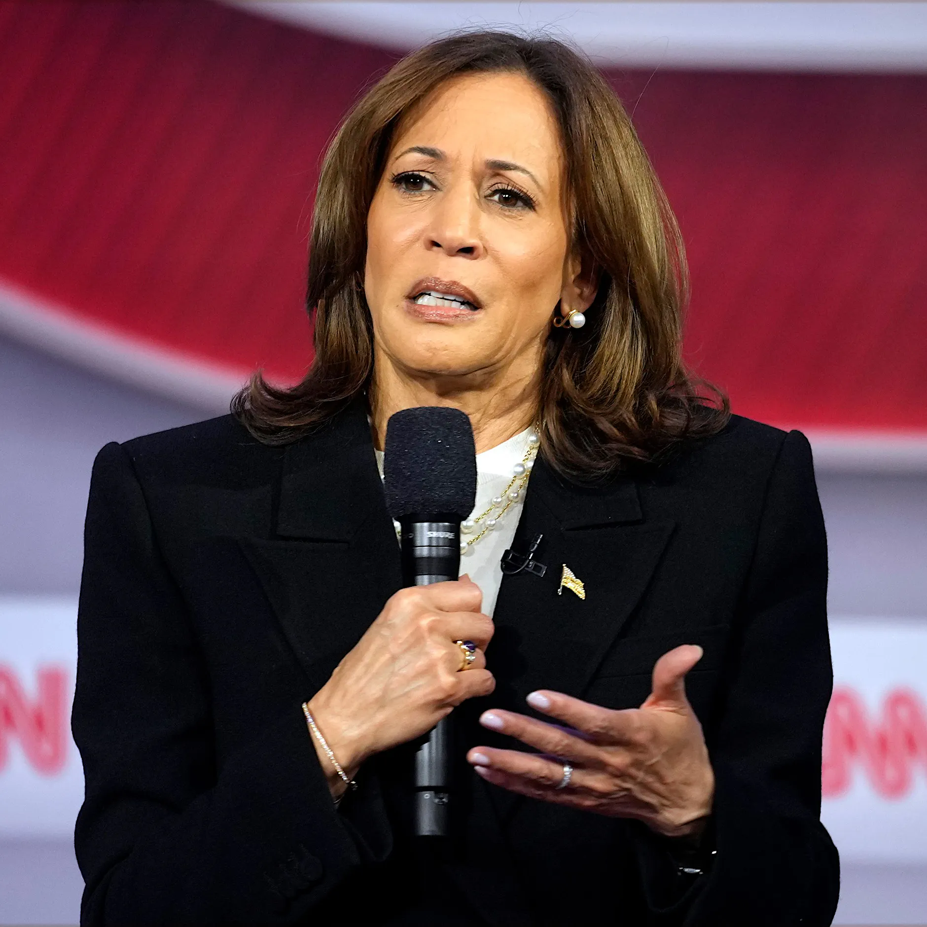 Harris nennt Trump einen Faschisten, New York Times übt Kritik