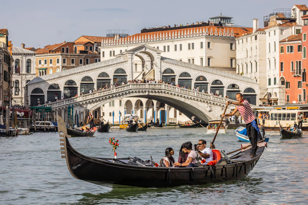 Eine venezianische Gondel unterwegs auf den Kanälen der Lagunenstadt.