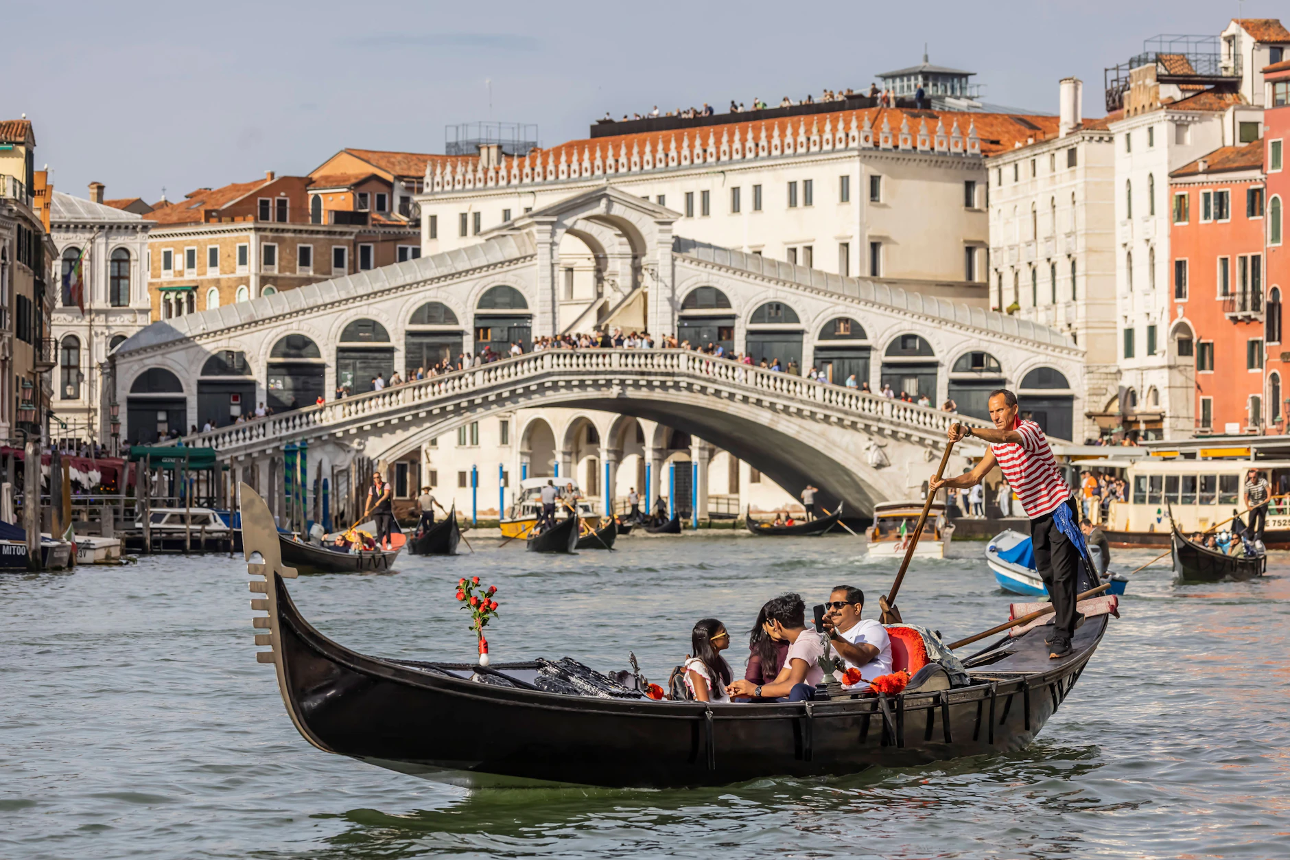 Eine venezianische Gondel unterwegs auf den Kanälen der Lagunenstadt.