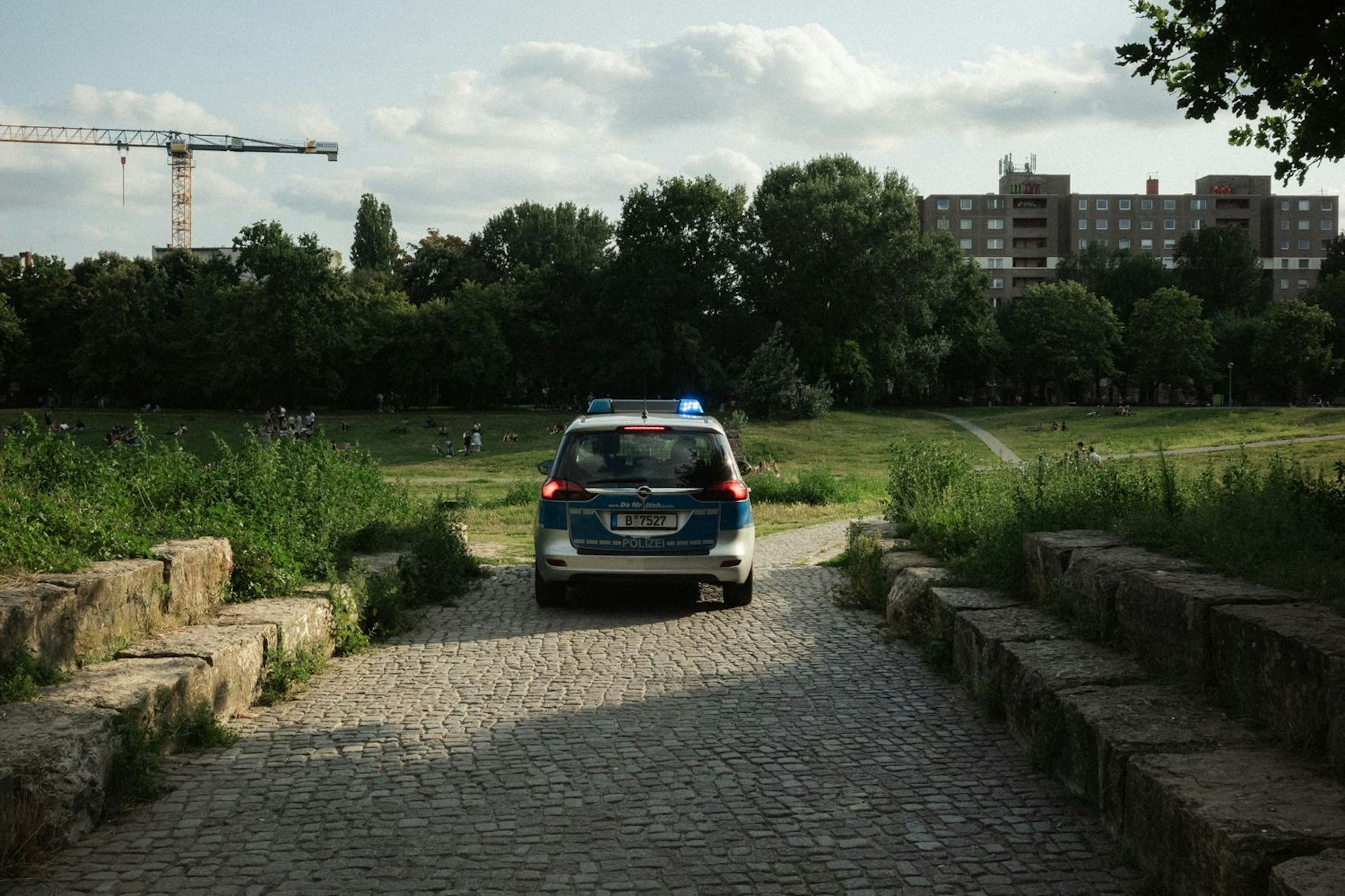 Ein Polizeiauto im Görlitzer Park