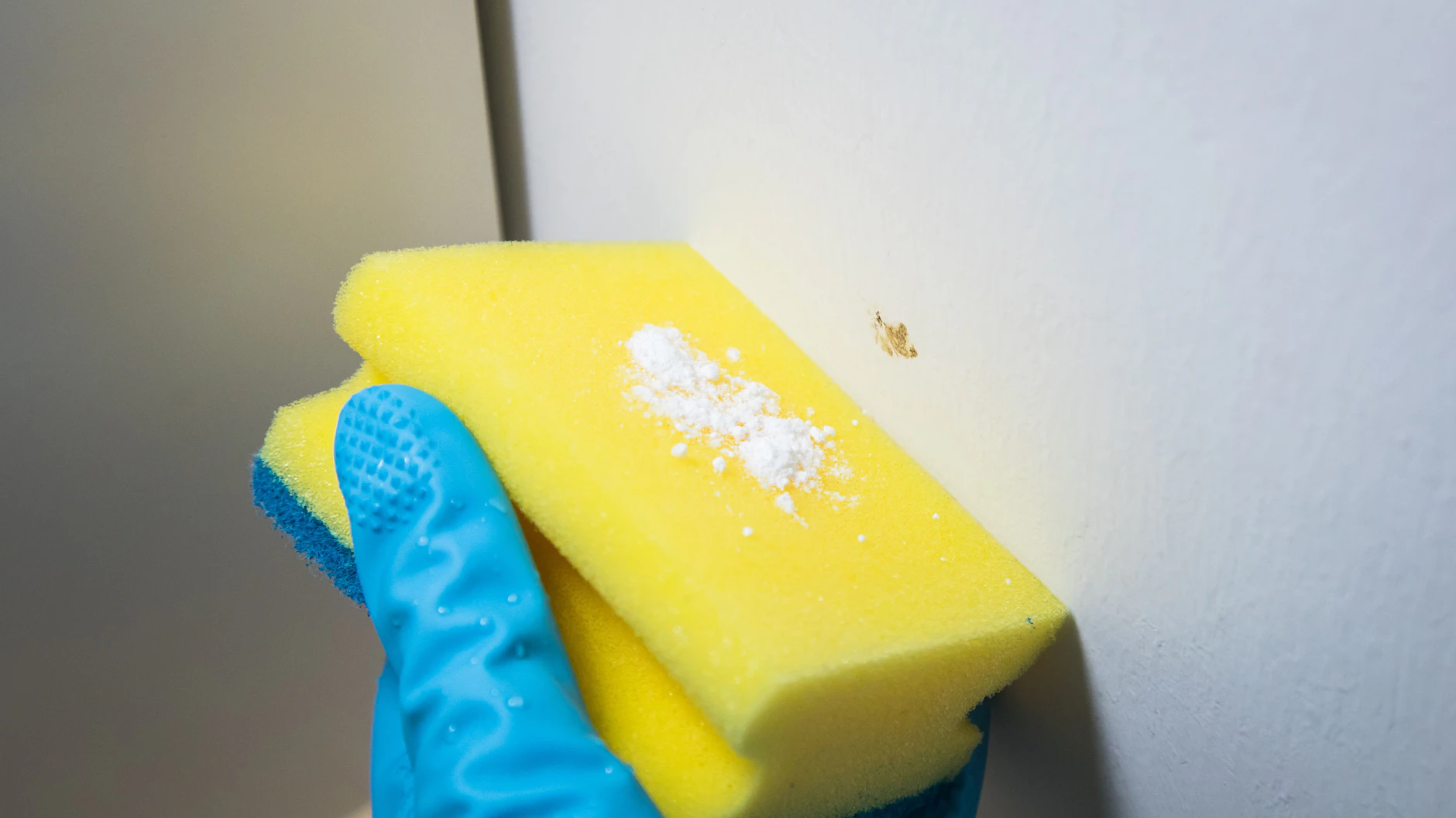 Mit einem feuchten Schwamm und Backpulver lassen sich schmutzige Stellen an der Wand säubern.