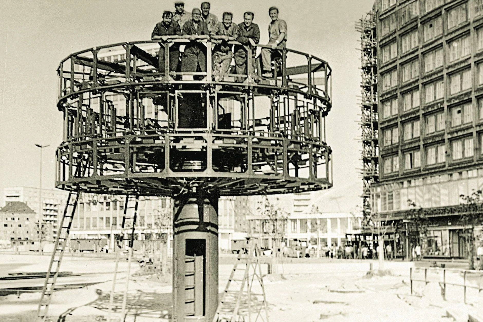 Aufbau der Weltzeituhr am Berliner Alexanderplatz im Jahr 1969.