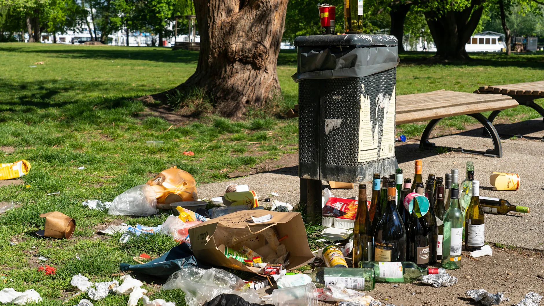 Das übliche Bild in Berlins Parks: Überall Abfall und Dreck, vor allem nach langen Party-Nächten an den Wochenenden.