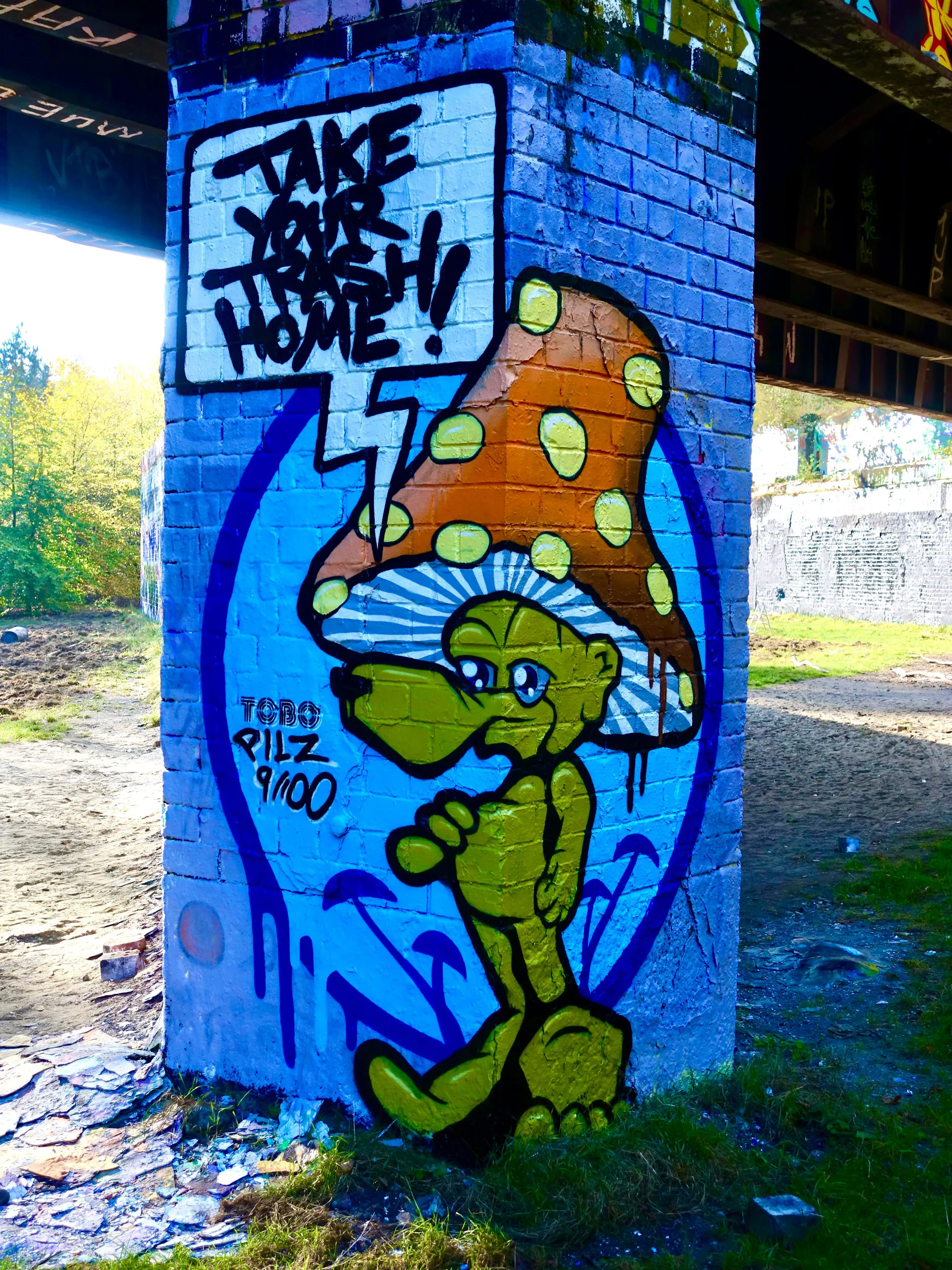 Der Berliner Sprayer Tobo gibt die Parole aus: „Take your trash home!“ (Nimm Dein Müll mit nach Hause!).