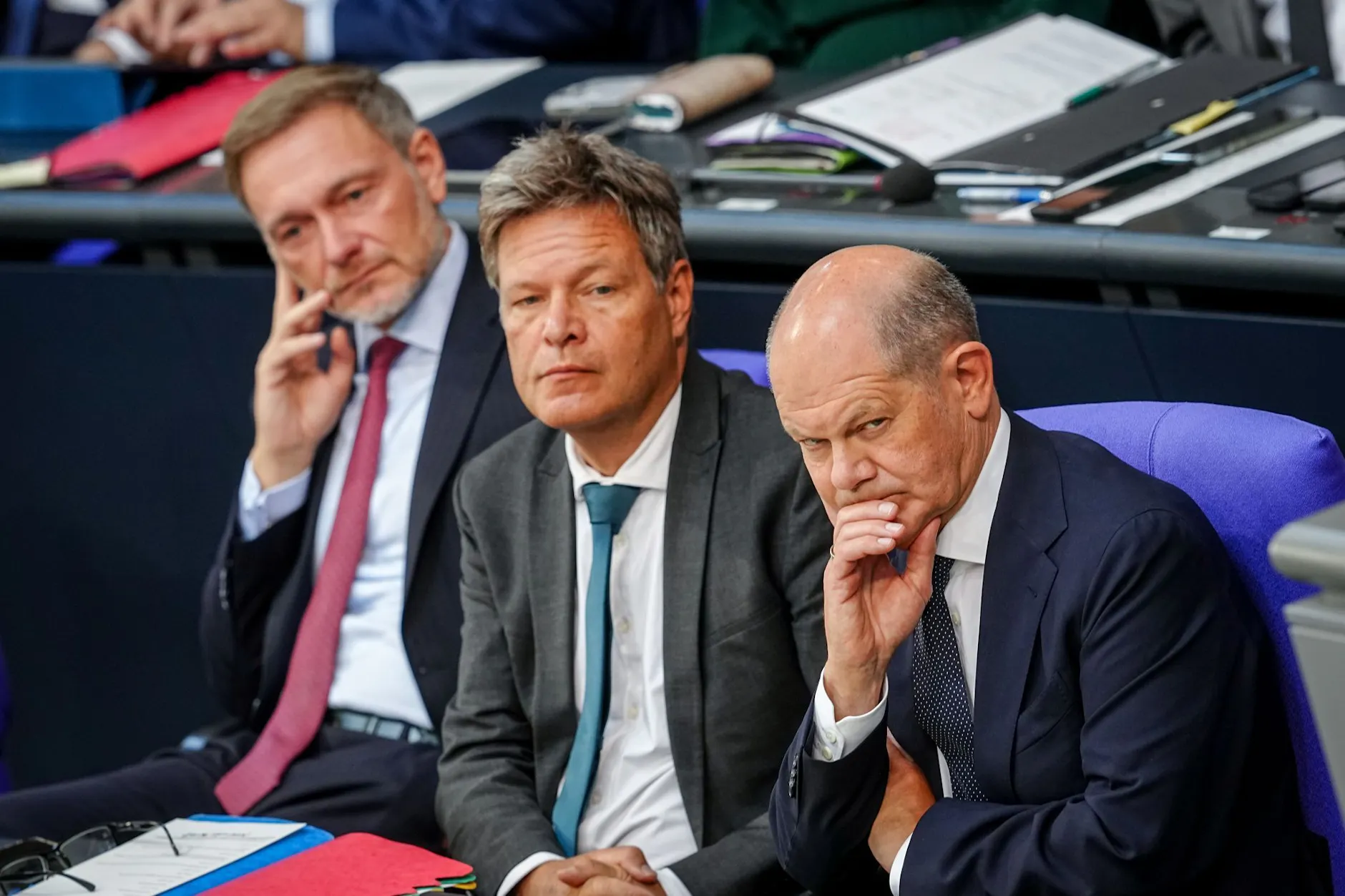 Christian Lindner (l-r, FDP), Bundesminister der Finanzen, Robert Habeck (Bündnis 90/Die Grünen), Bundesminister für Wirtschaft und Klimaschutz, und Bundeskanzler Olaf Scholz (SPD) nehmen an einer Sitzung des Bundestags teil.