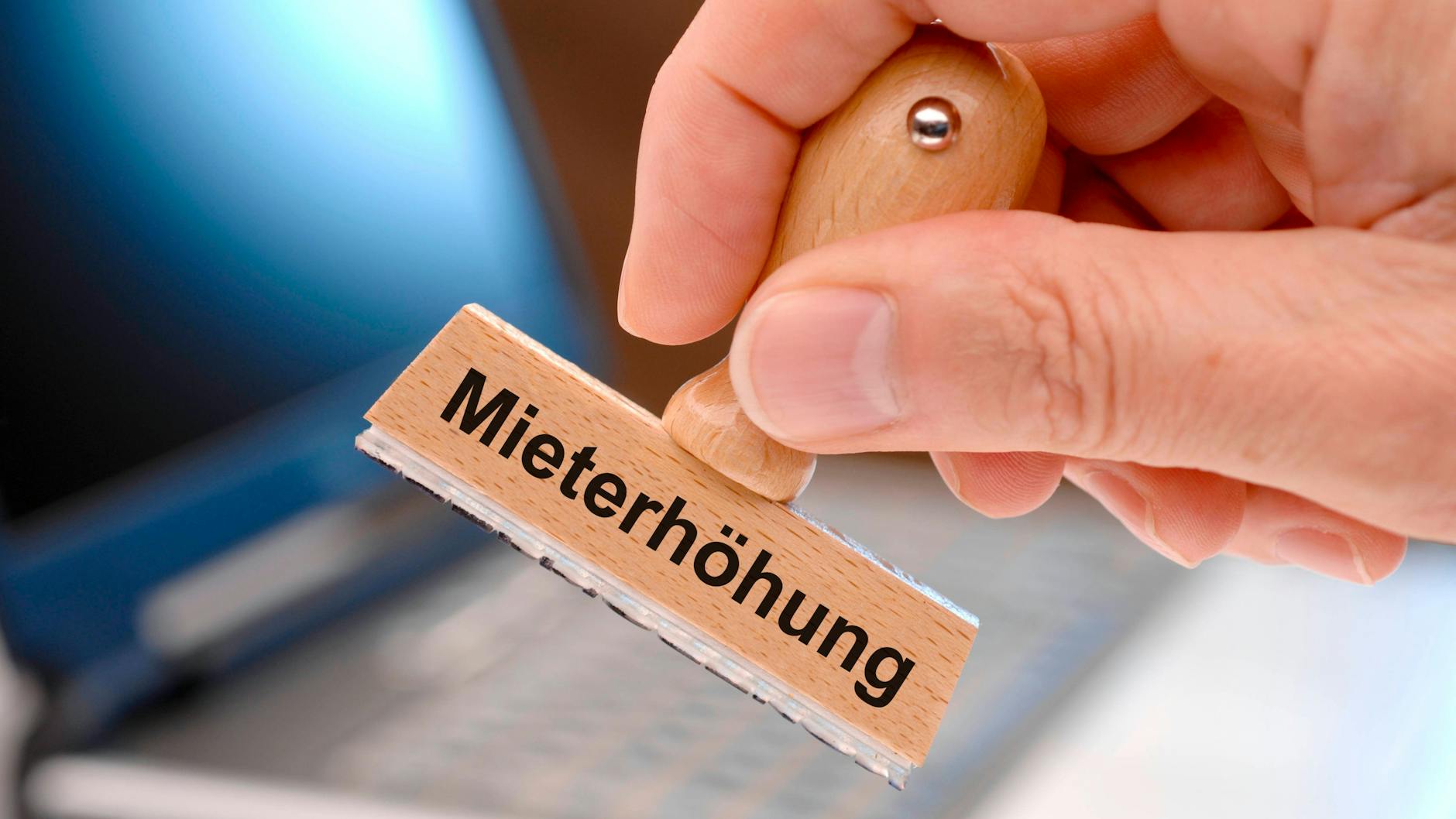 Die Miete wird auch in Berlin immer teurer. Wer glaubt, dass er zu viel Miete bezahlt, kann sich an die Mietpreisprüfstelle wenden.