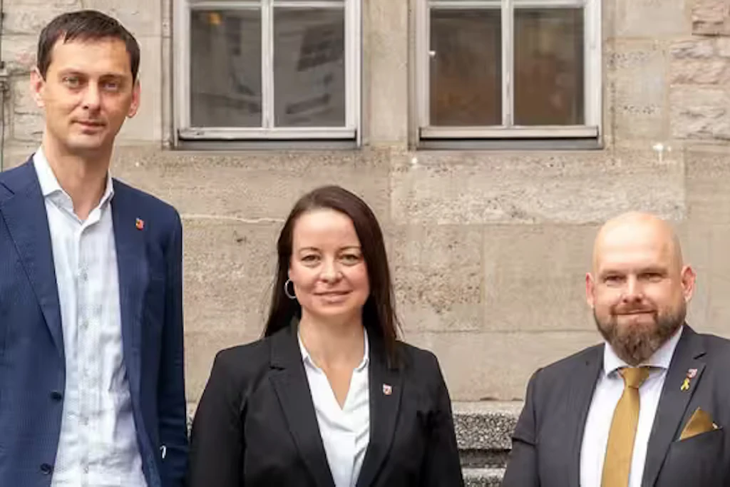 Neuköllns Bezirksstadträtin Janine Wolter mit Bezirksbürgermeister Martin Hikel (l.) und Karsten Schulze, Vorsteher der Bezirksverordnetenversammlung von Neukölln
