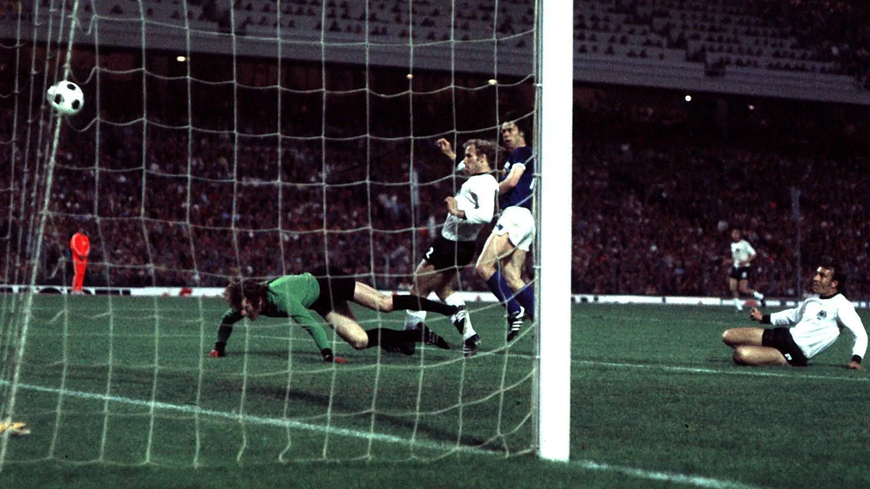 Das berühmte Sparwasser-Tor in der Entstehung, der Schütze verfolgt gebannt den Ball, Vogts und Torwart Maier sind geschlagen.