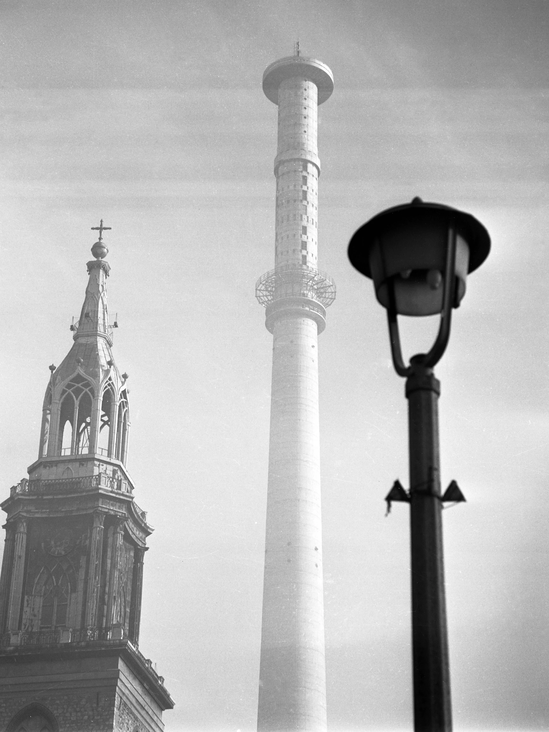 Ein Jahr vor der Eröffnung: Der Fernsehturm steht noch ohne Kugel neben der Marienkirche.  