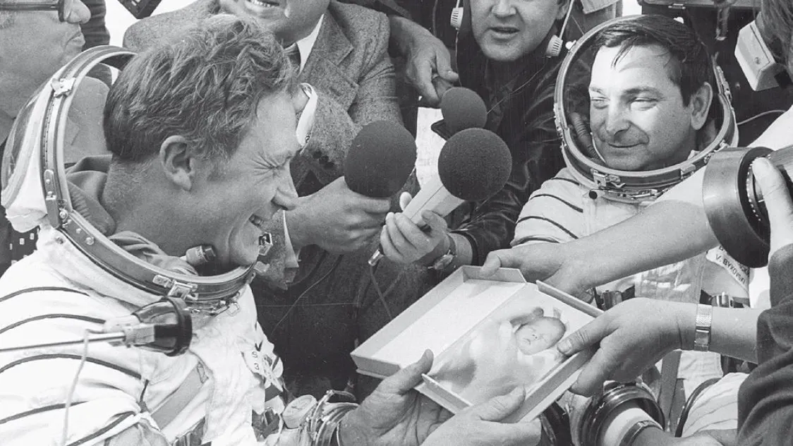 Sigmund Jähn im Jahre 1978: Nach der Landung bekommt er das erste Foto seines neugeborenen Enkels überreicht.