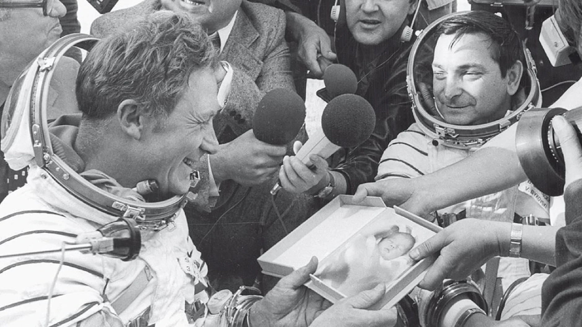 Sigmund Jähn im Jahre 1978: Nach der Landung bekommt er das erste Foto seines neugeborenen Enkels überreicht.
