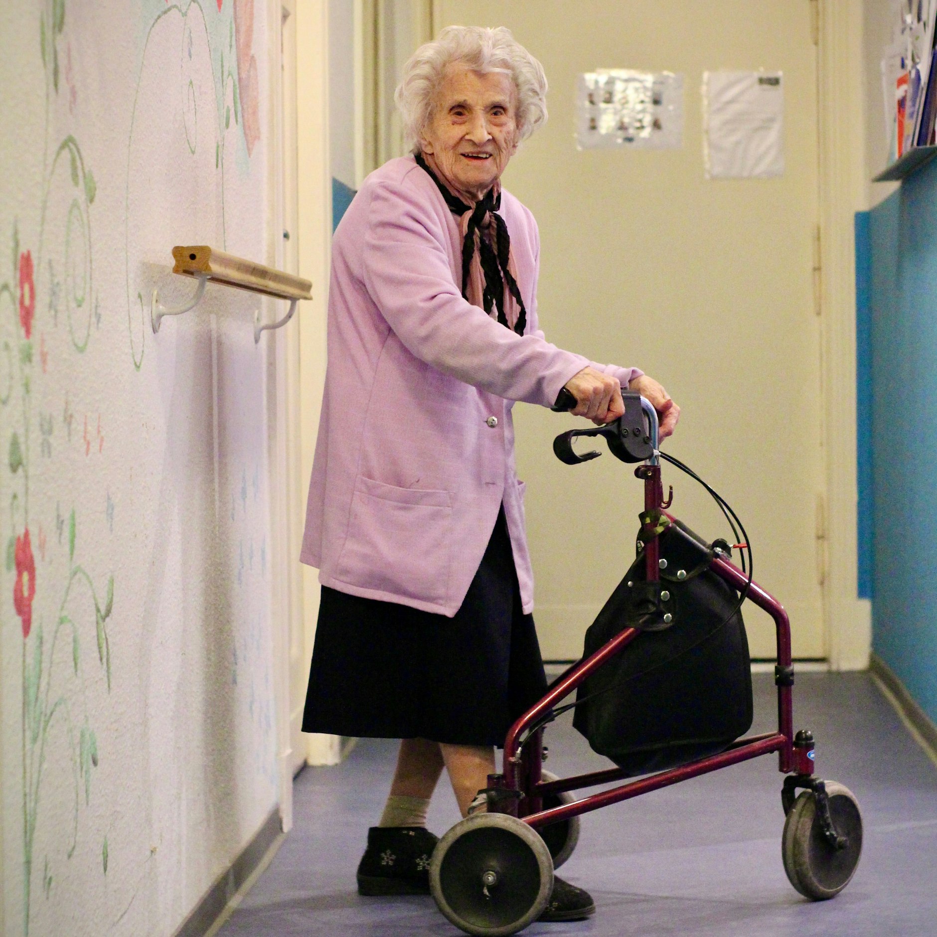 Gertrud Oertel ist 1914 in Seddin geboren und in Michendorf aufgewachsen. Nach Berlin ist sie für ihren Beruf bei der Bahn gezogen.