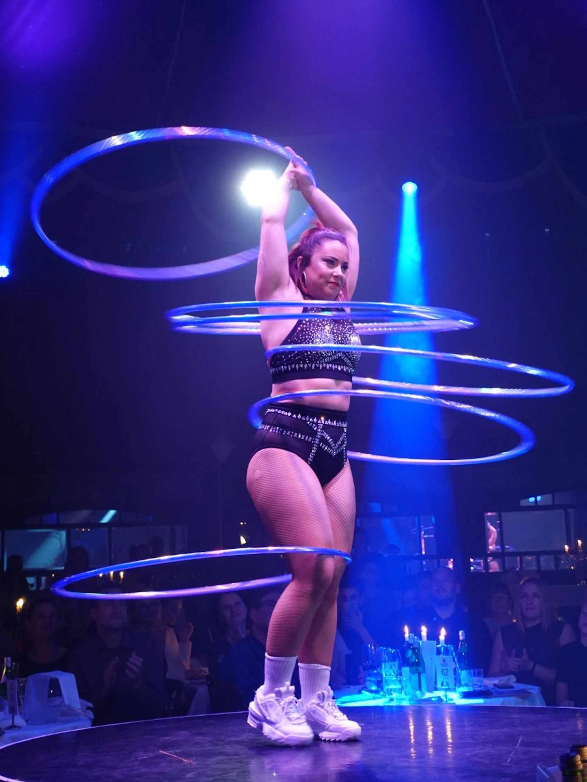 Anna Fisher lässt die Hula-Hoop-Reifen fliegen.
