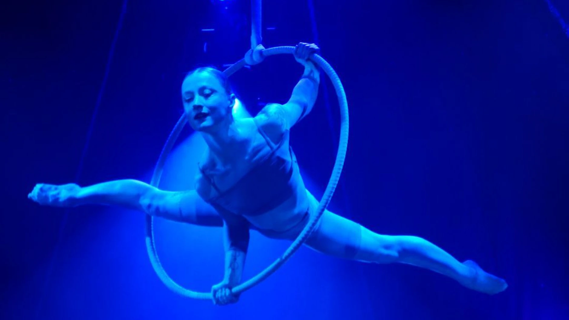 Hoch oben unter dem Zeltdach: Bekah Burke spielt mit dem Luftring.