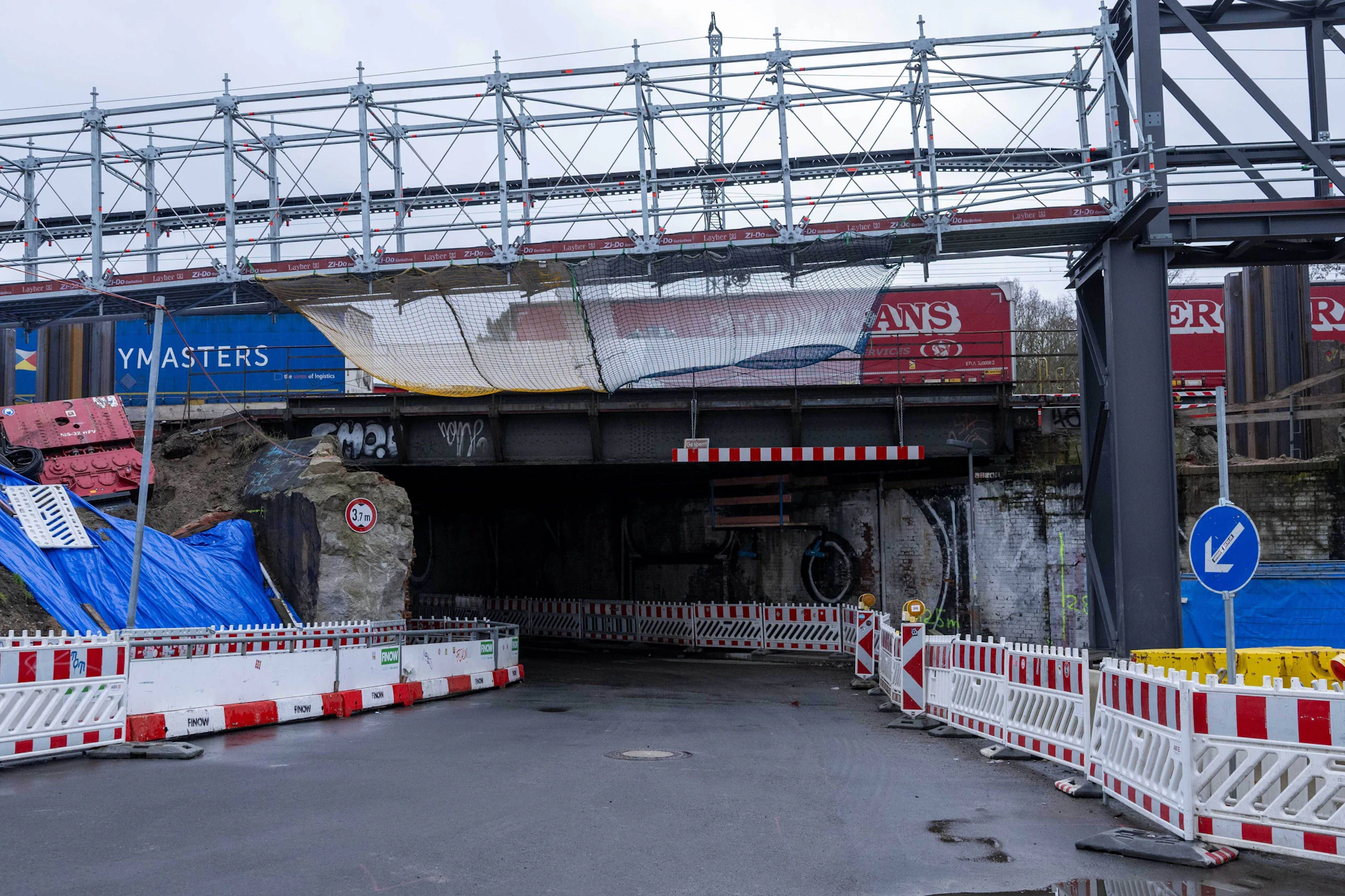 Auch an der Straße und Eisenbahnbrücke Hämmerlingstraße wird schon seit 2023 gebaut. Im April gibt es wieder eine Vollsperrung.