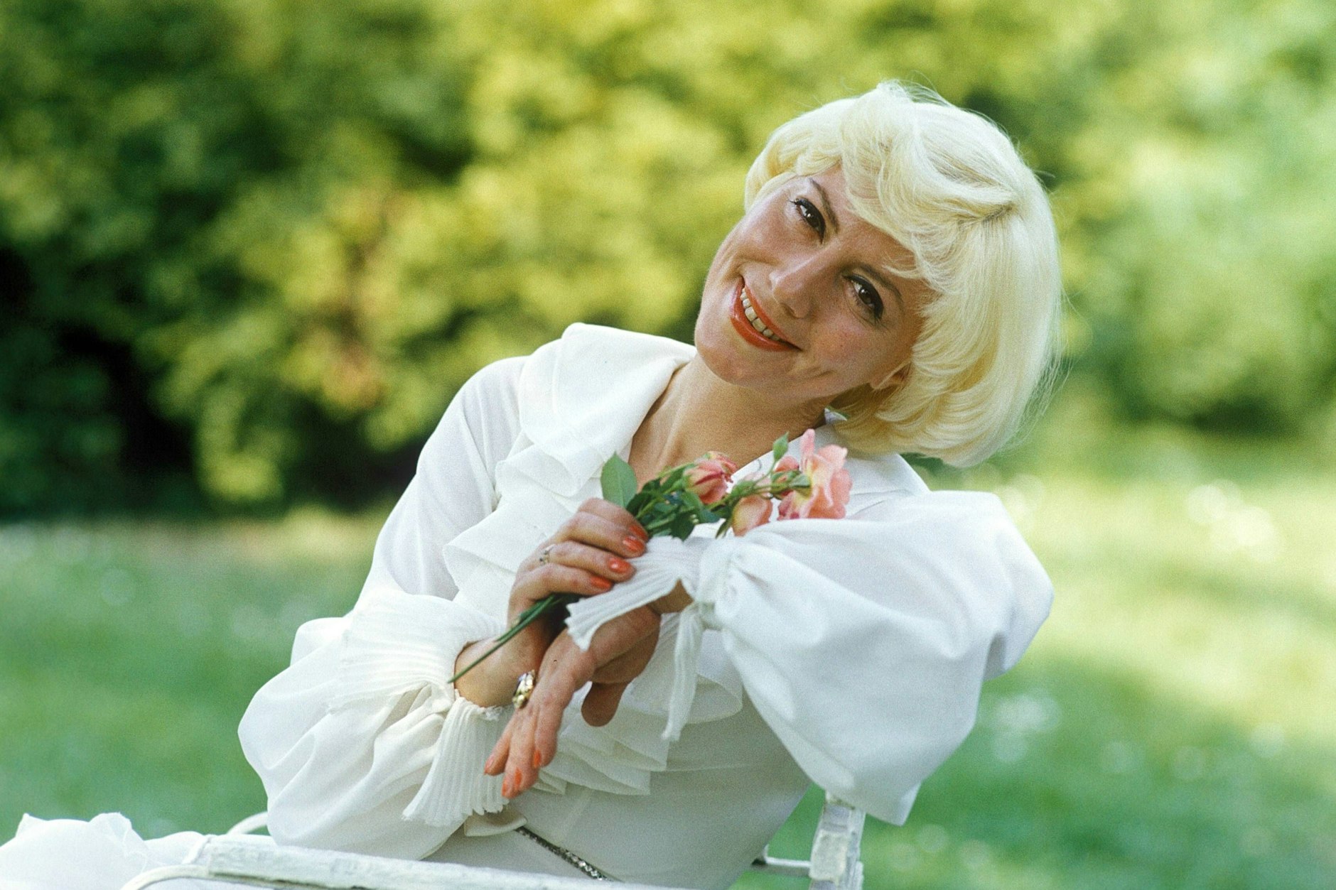 Bärbel Wachholz in ihrem Garten in Berlin-Buchholz: Das Foto entstand 1979. Es ist eines der letzten Bilder von ihr.