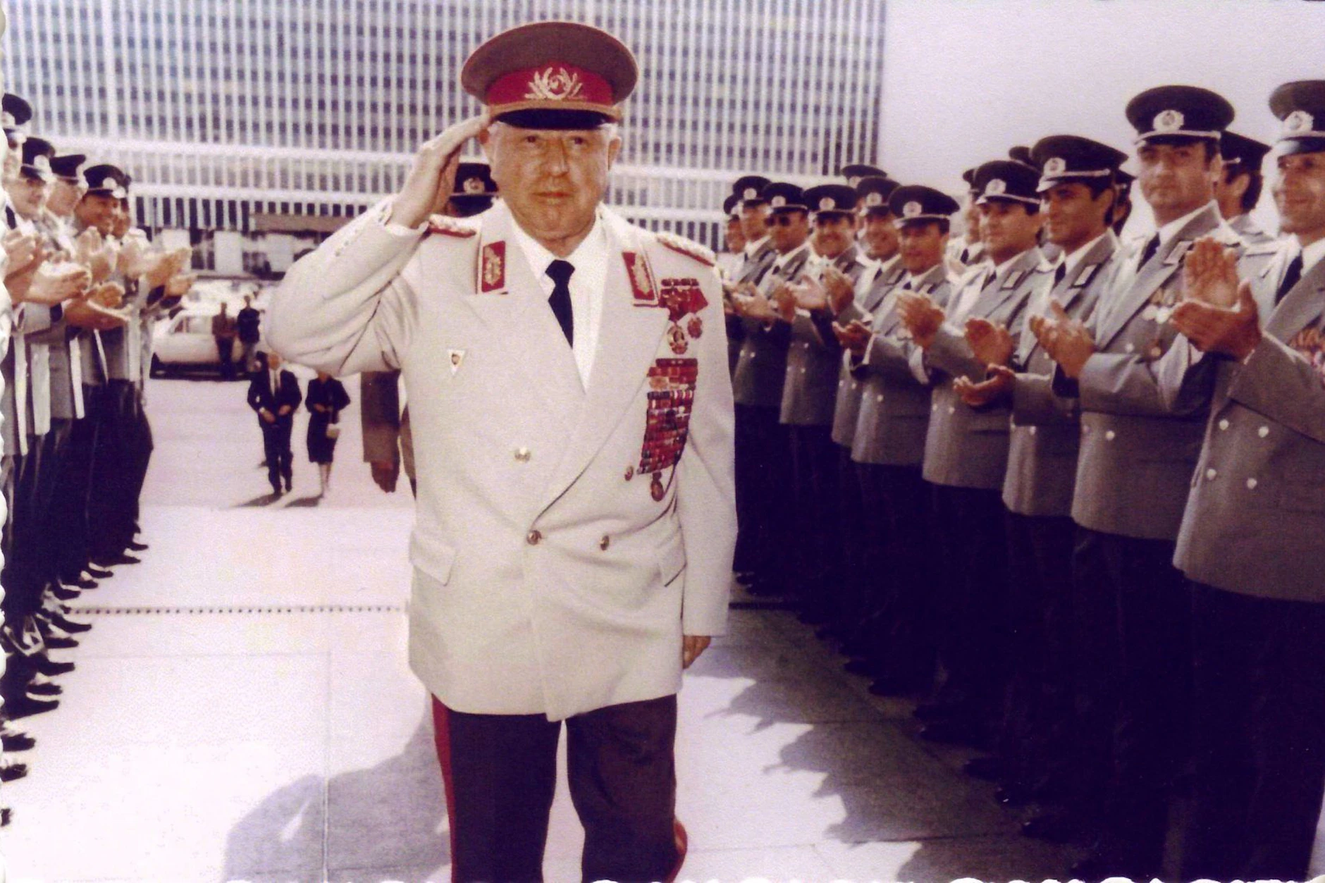 Auf dem Weg in den Palast der Republik: Erich Mielke in weißer Paradeuniform 