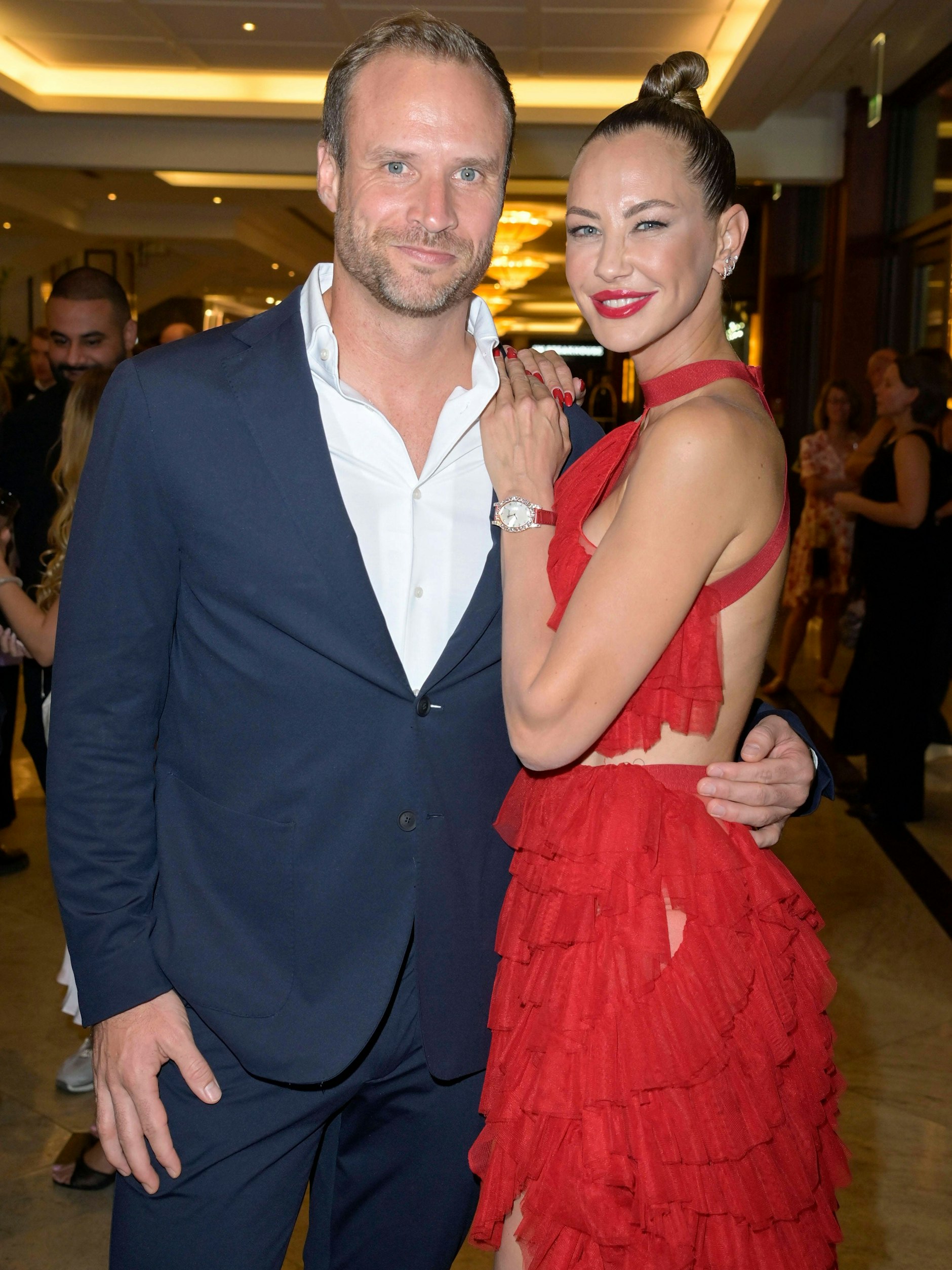 Mit ihrem neuen Partner Alexander soll sich Sandy viel abstimmen, behauptet Olli.