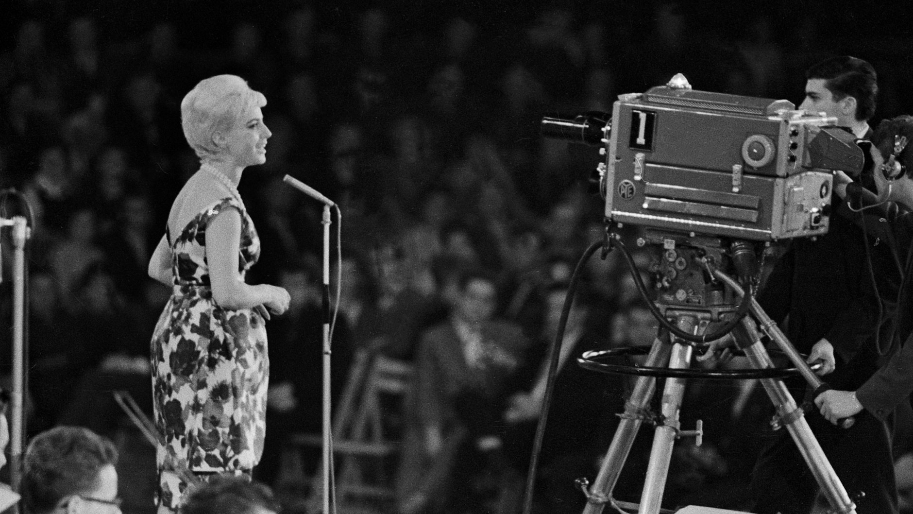 Bärbel Wachholz bei einem Auftritt im alten Friedrichstadt-Palast: Die Sängerin feierte auch im Westen Erfolge, galt damals als gesamtdeutscher Star.