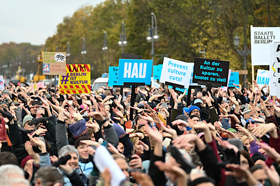 Vor dem Brandenburger Tor protestierten Ende 2024 über Tausend Menschen gegen die Kürzungen des Kulturetats.