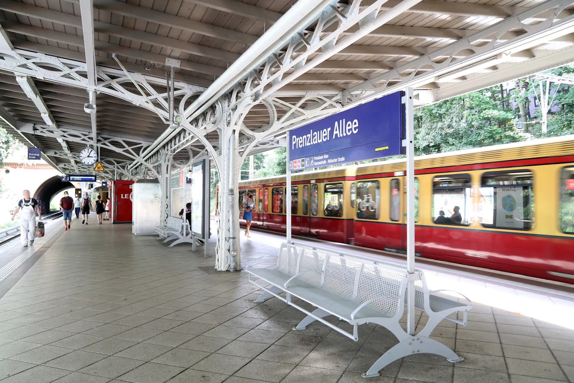 Am S-Bahnhof Prenzlauer Allee gibt es bisher nur einen Ausgang. Ein zweiter am hinteren Ende soll dazukommen. Termin der Fertigstellung: steht noch in den Sternen.