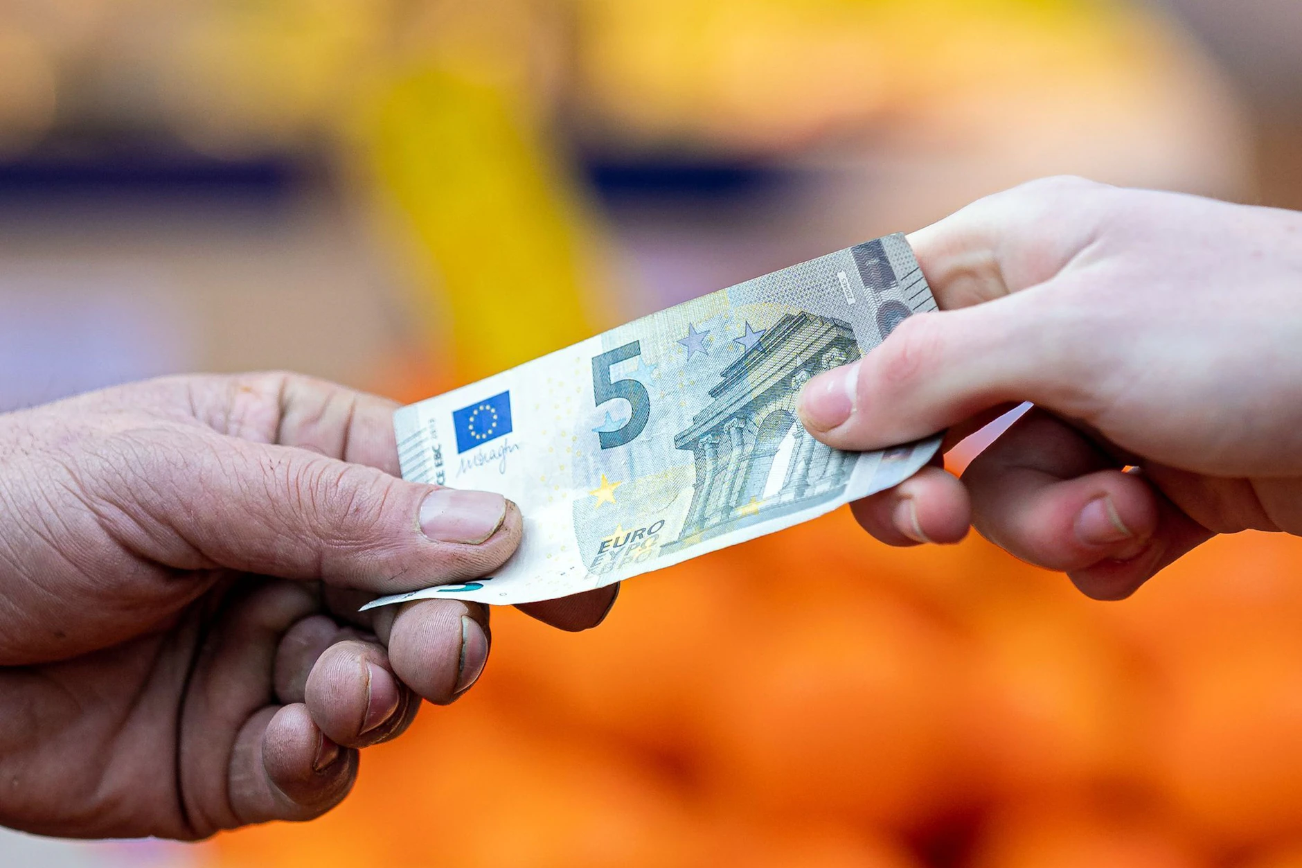 Per Post landen in Berlin gerade ominöse Briefe mit 5-Euro-Scheinen in den Briefkästen.