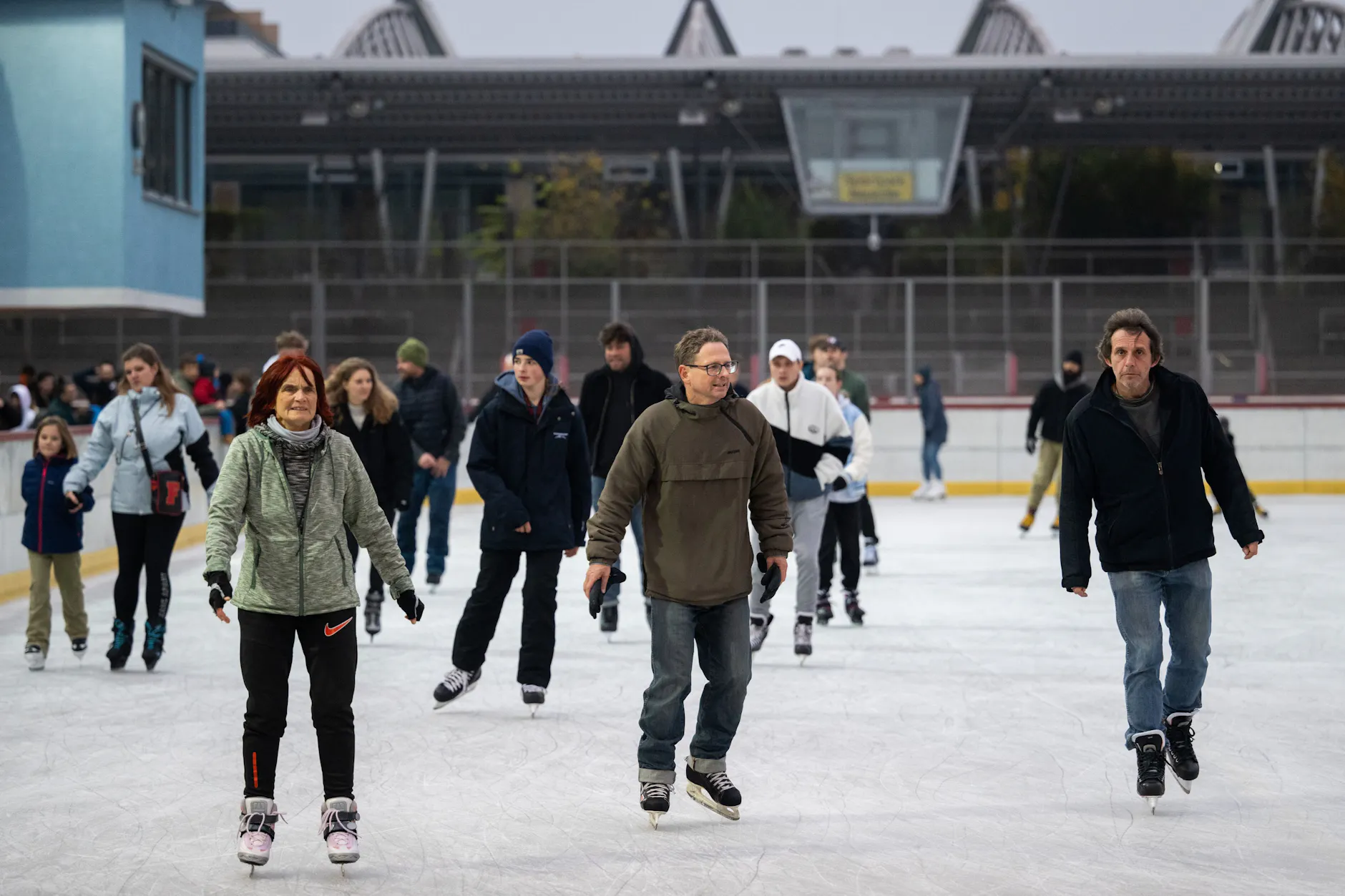 Das Neuköllner Eisstadion hat wieder eröffnet. In den vergangenen zwei Jahren war unter anderem die Ammoniak-Kälteanlage überarbeitet und modernen Schutzstandards angepasst worden.