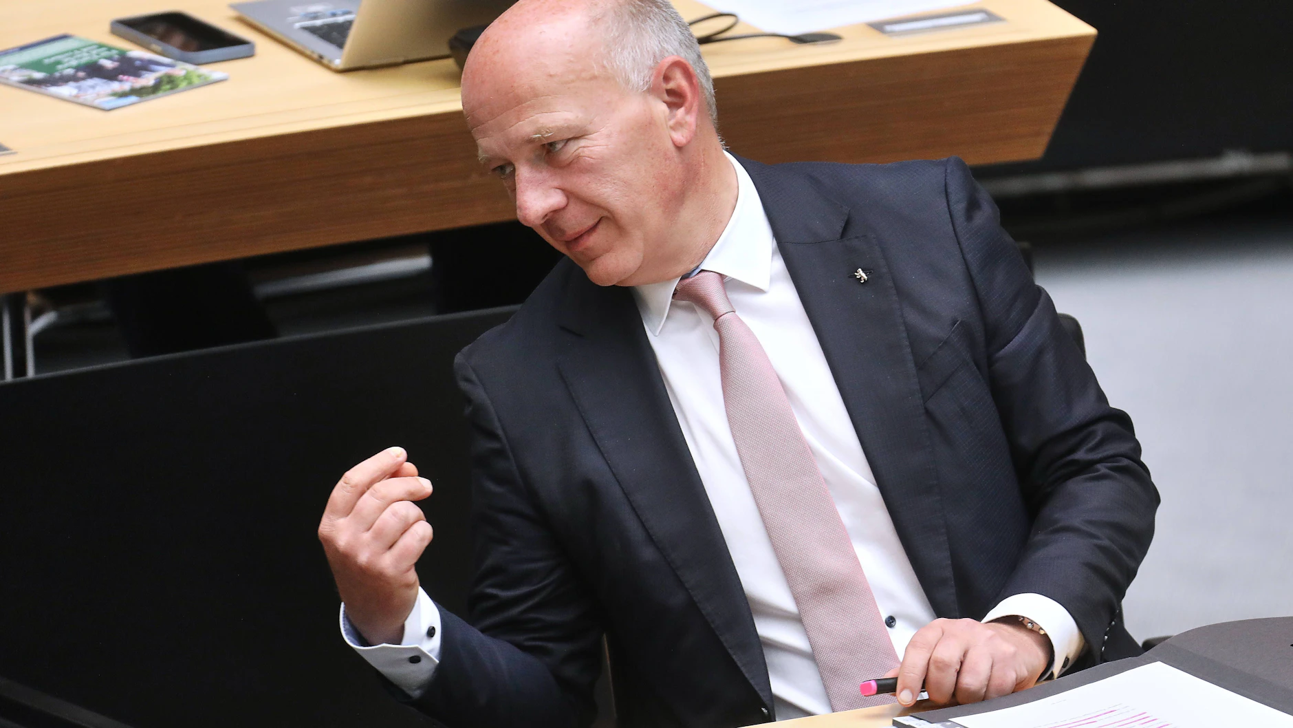 Wo ist das Geld hin? Der Senat von Kai Wegner (CDU) muss drei Milliarden einsparen.