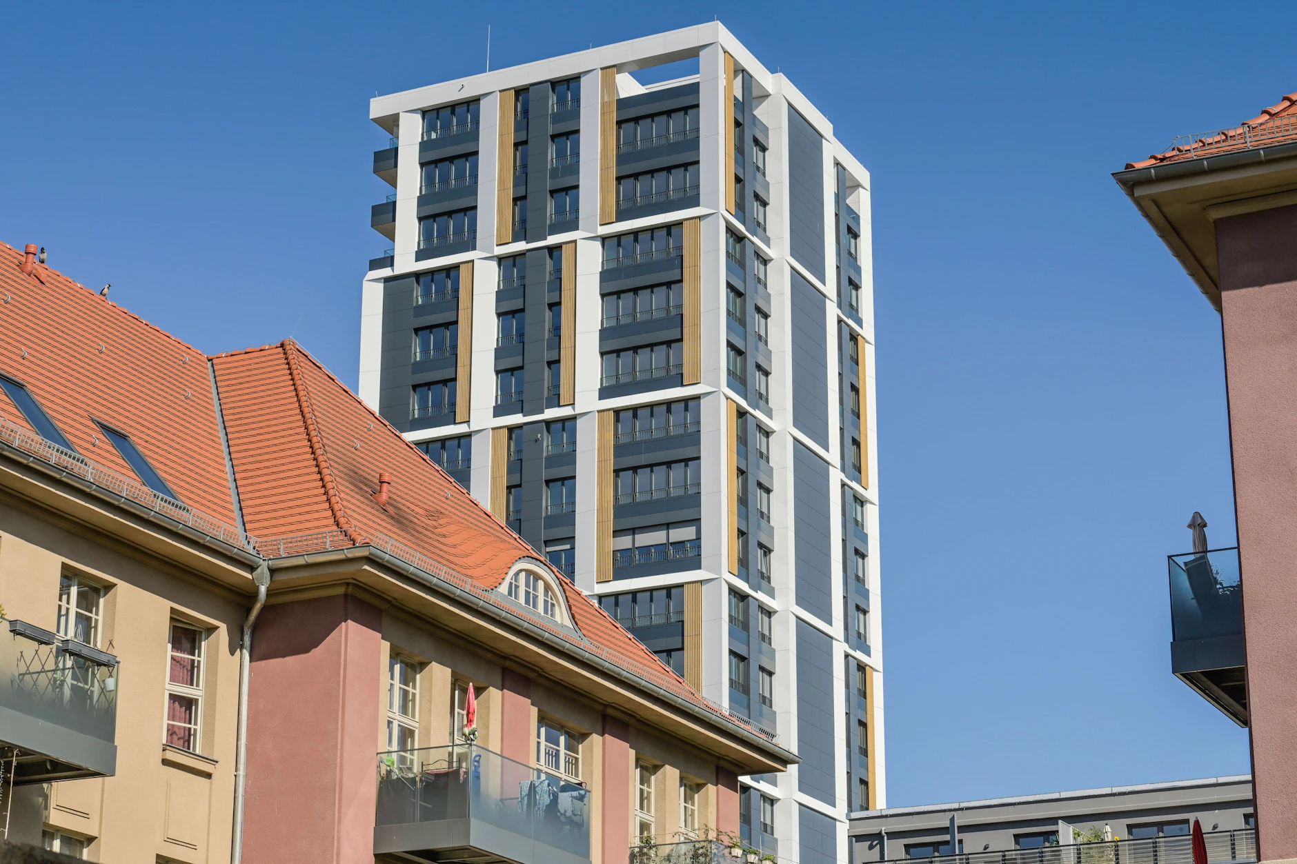 Hinter den alten Krankenhausbauten recht sich das Hochhaus Ruth empor.