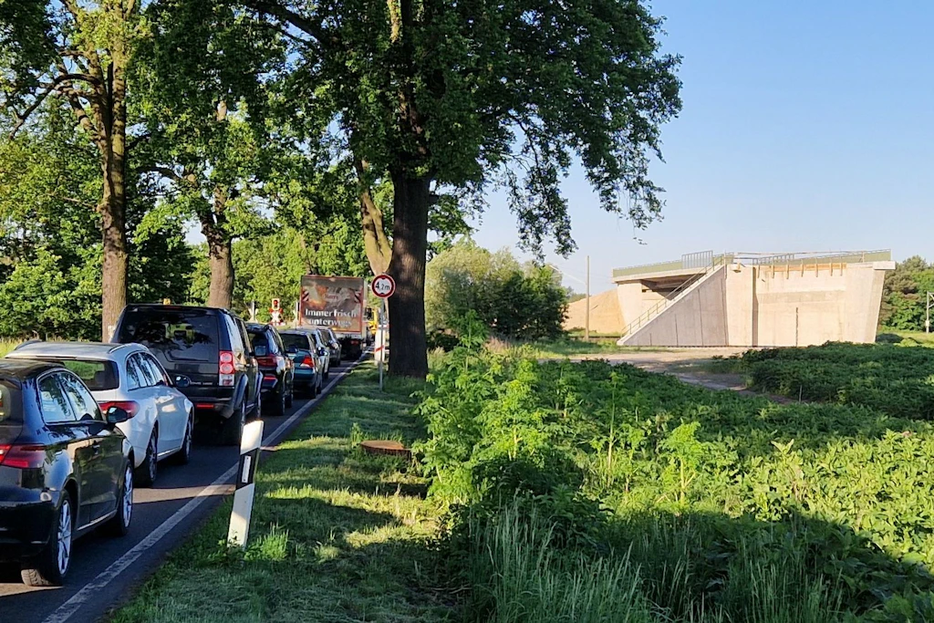 Die Brücke ohne Zufahrten: Nebenan stehen Autofahrer täglich vor der Schranke im Stau. 