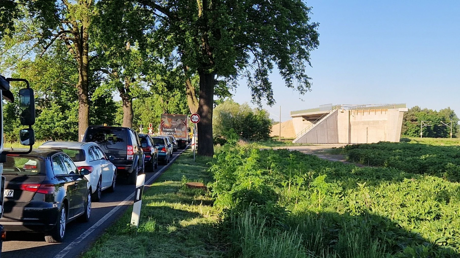 Die Brücke ohne Zufahrten: Nebenan stehen Autofahrer täglich vor der Schranke im Stau. 