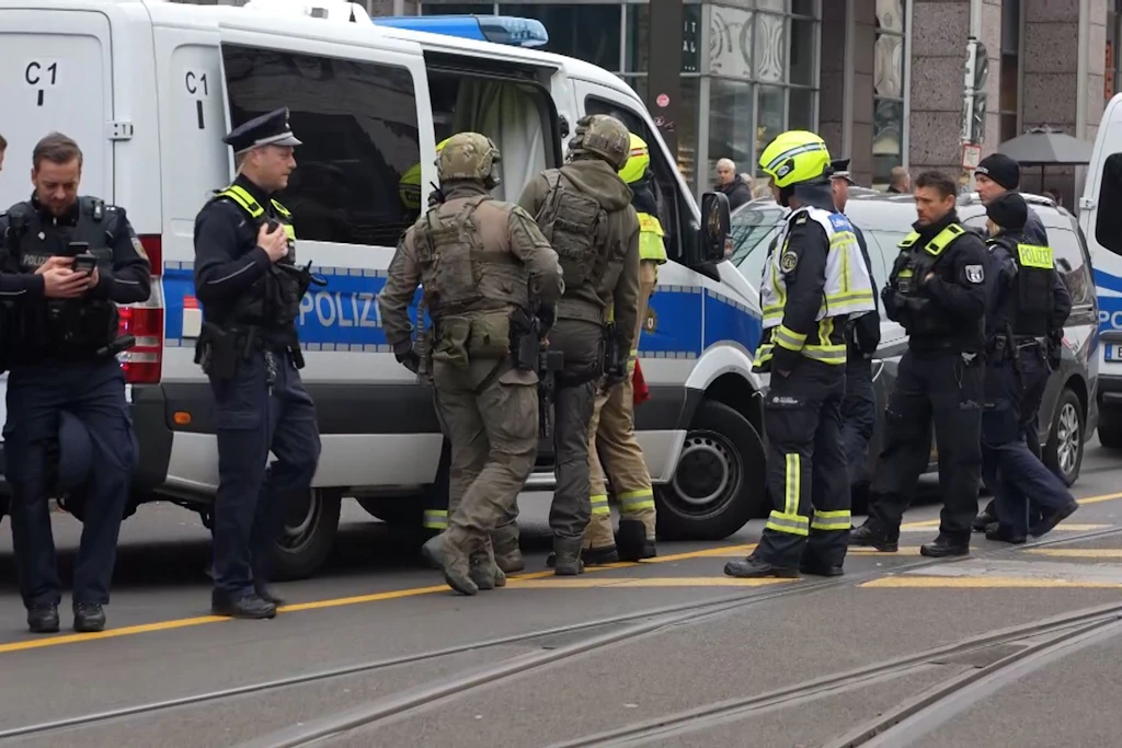 Vor wenigen Tagen in Berlin-Köpenick: Polizei und SEK sind in der Bahnhofsstraße im Einsatz, als ein Mann durch Schüsse schwer verletzt wird. 
