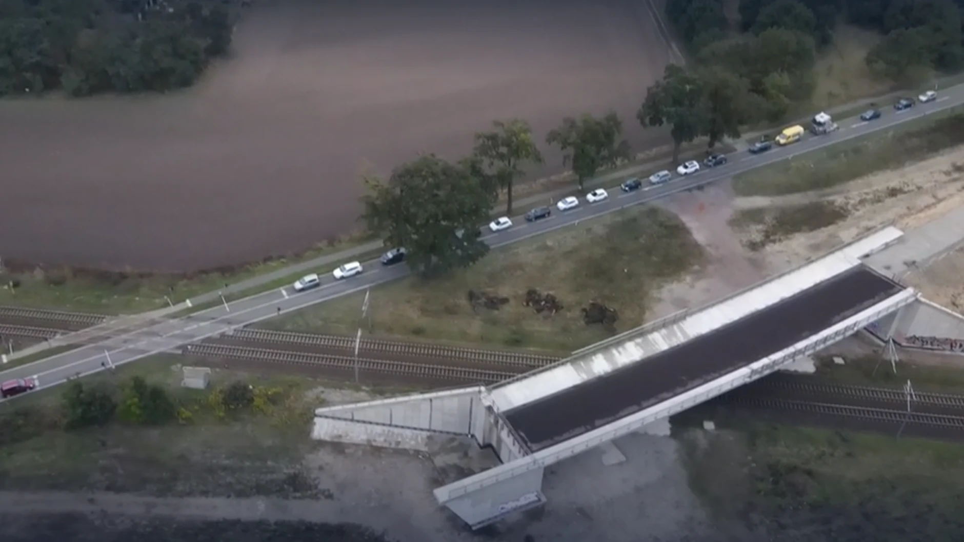 Von oben sieht man den Planungsirrsinn besonders gut: die Nicht-Brücke in Wust bei Brandenburg an der Havel. 
