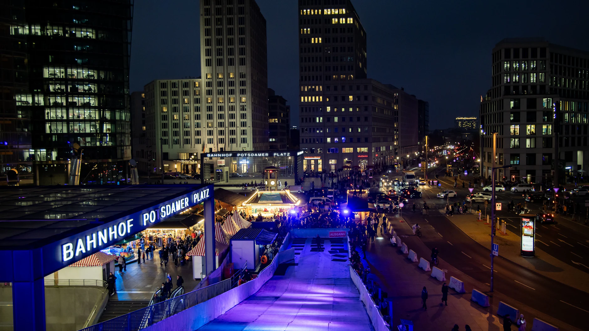Am Potsdamer Platz ist die 12 Meter hohe Riesenrodelbahn die Attraktion. 