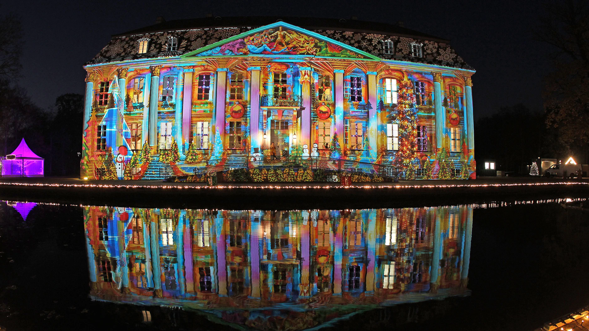 Weihnachten verwandeln sich das Schloss Friedrichsfelde und Teile des Tierparks in ein Lichtermeer.