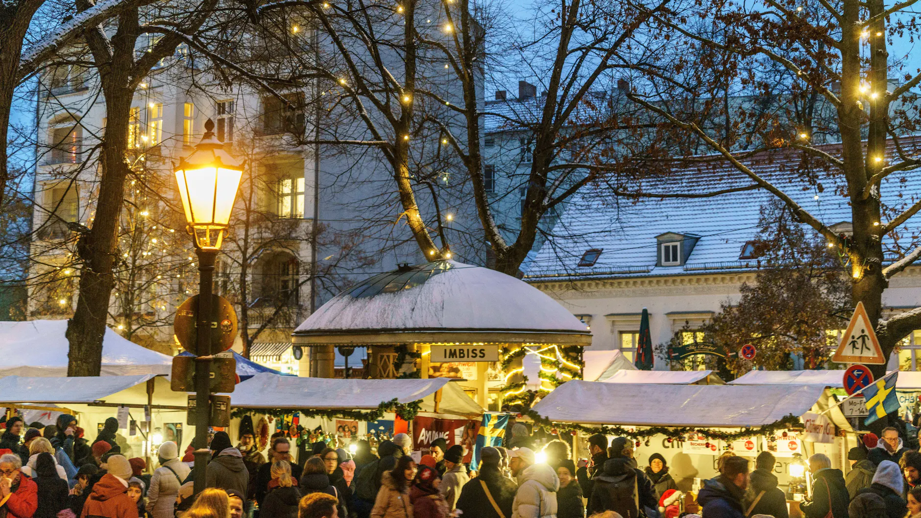 Schlemmen und shoppen: Der Richardplatz in Neukölln verwandelt sich für ein Wochenende in den Alt-Rixdorfer Weihnachtsmarkt.