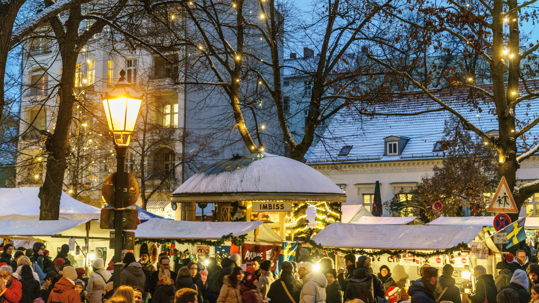 Schlemmen und shoppen: Der Richardplatz in Neukölln verwandelt sich für ein Wochenende in den Alt-Rixdorfer Weihnachtsmarkt.