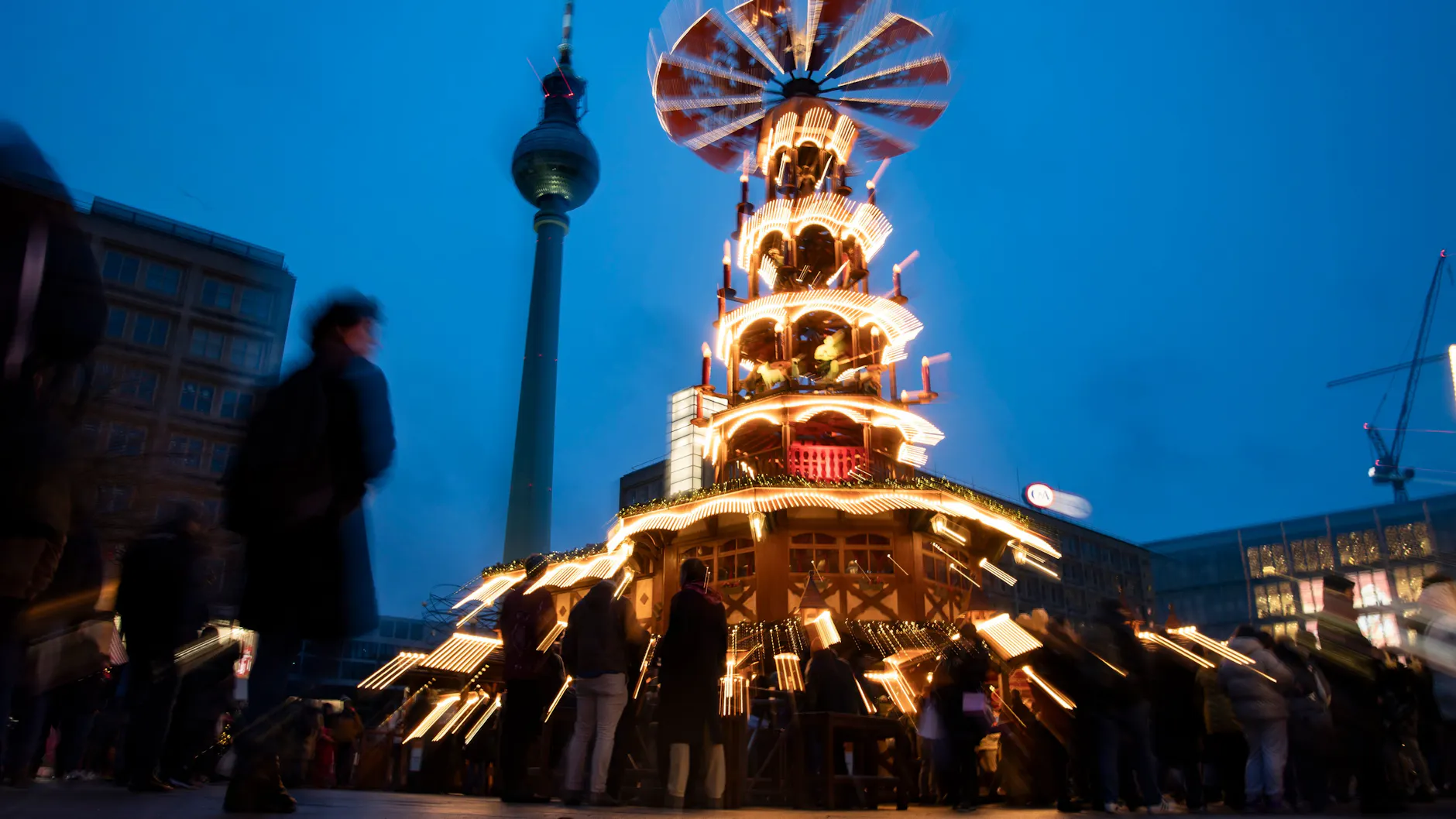Auch der Alexanderplatz verwandelt sich ab dem 25. November wieder in einen Weihnachtsmarkt – mit der größten Erzgebirgspyramide Europas.