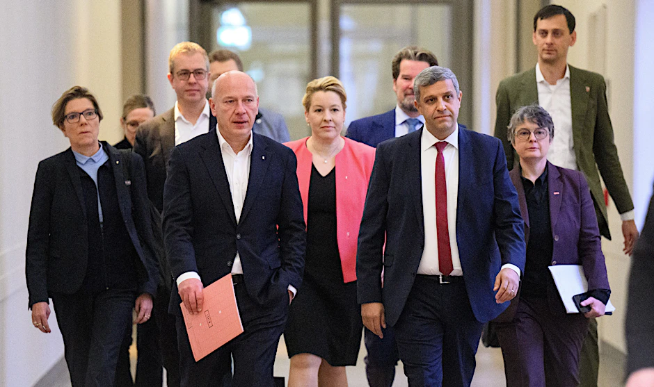 Mitglieder der Berliner Regierung auf dem Weg zur Pressekonferenz zum Berliner Haushalt 2025 im Berliner Abgeordnetenhaus