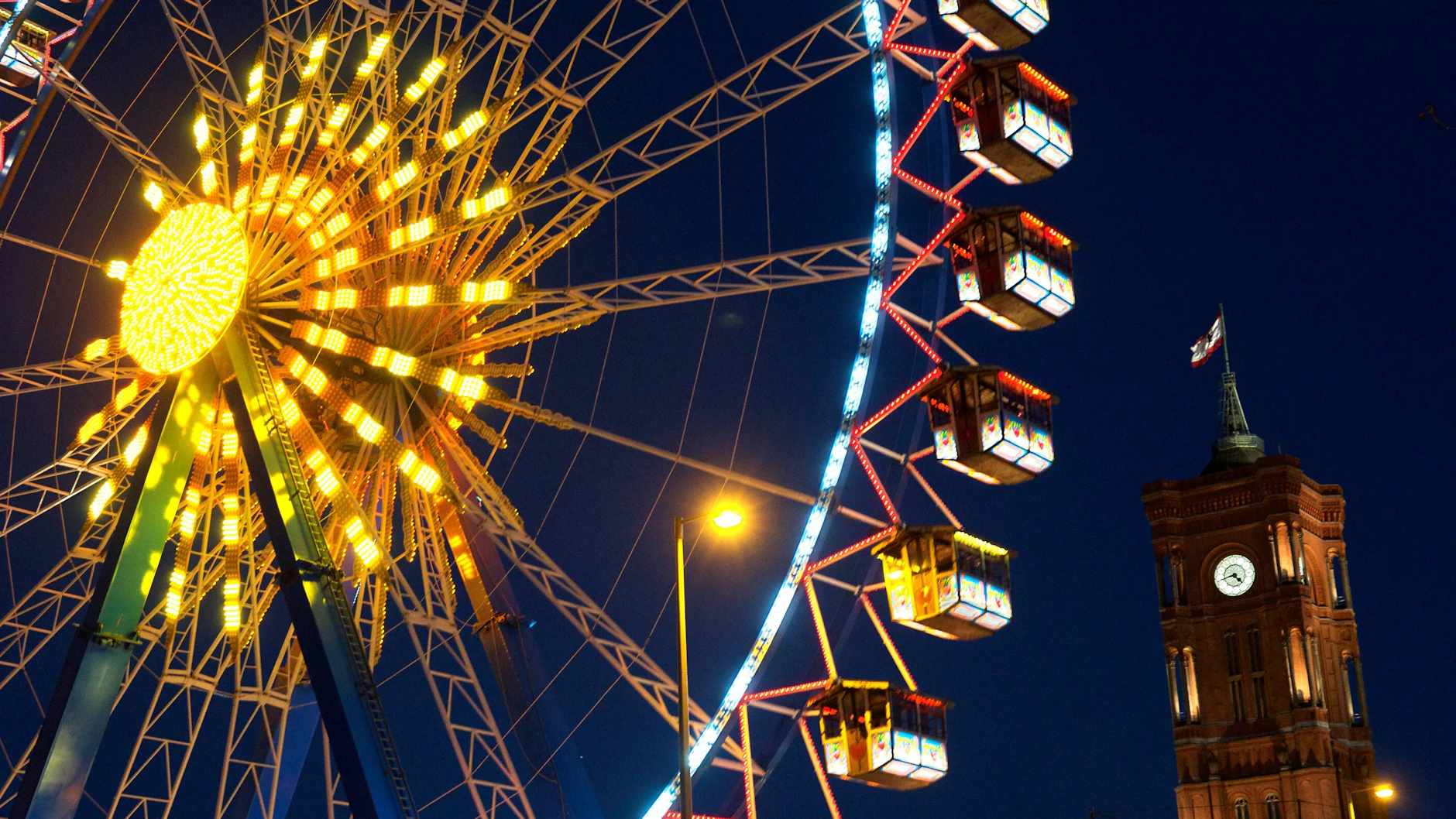 Ein großes Riesenrad gehört zum Weihnachtsmarkt am Roten Rathaus dazu.