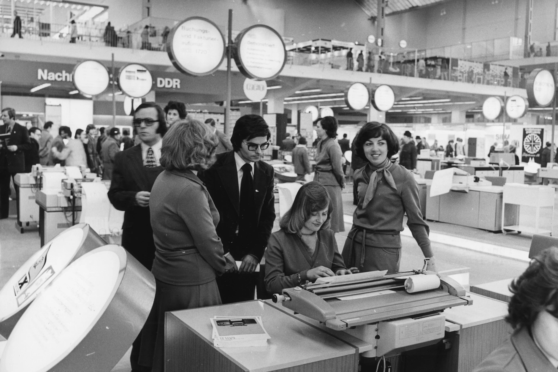 Bei der Leipziger Frühjahrsmesse 1976 wird der Buchungsautomat daro 170 aus dem VEB Kombinat Zentronik vorgestellt. 