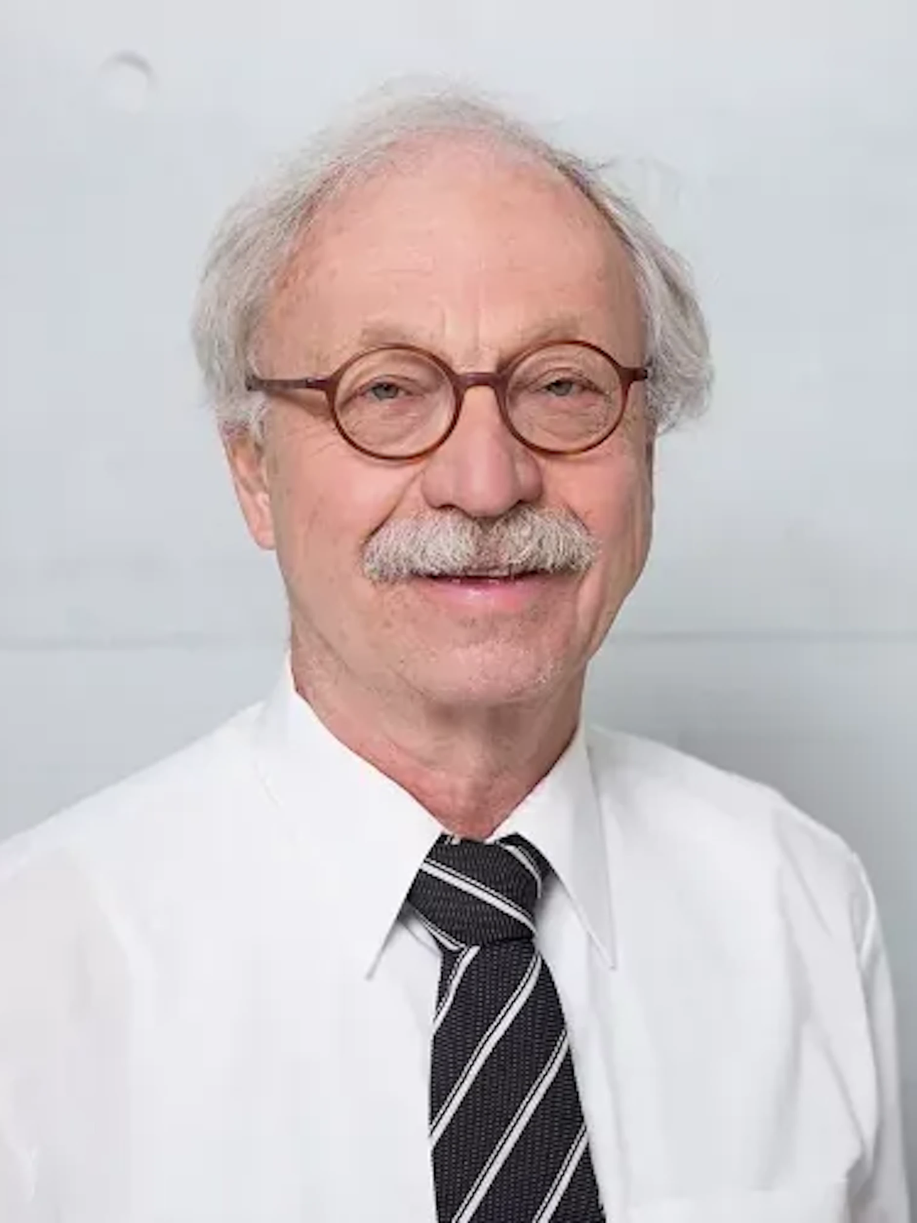 Hans-Joachim Beck ist ehe­maliger Vor­sitzen­der Richter im Finanz­gericht Berlin und ist seit 2011 als Leiter der Ab­teilung Steuern für den IVD Immo­bilien­ver­band Deutsch­land tätig.