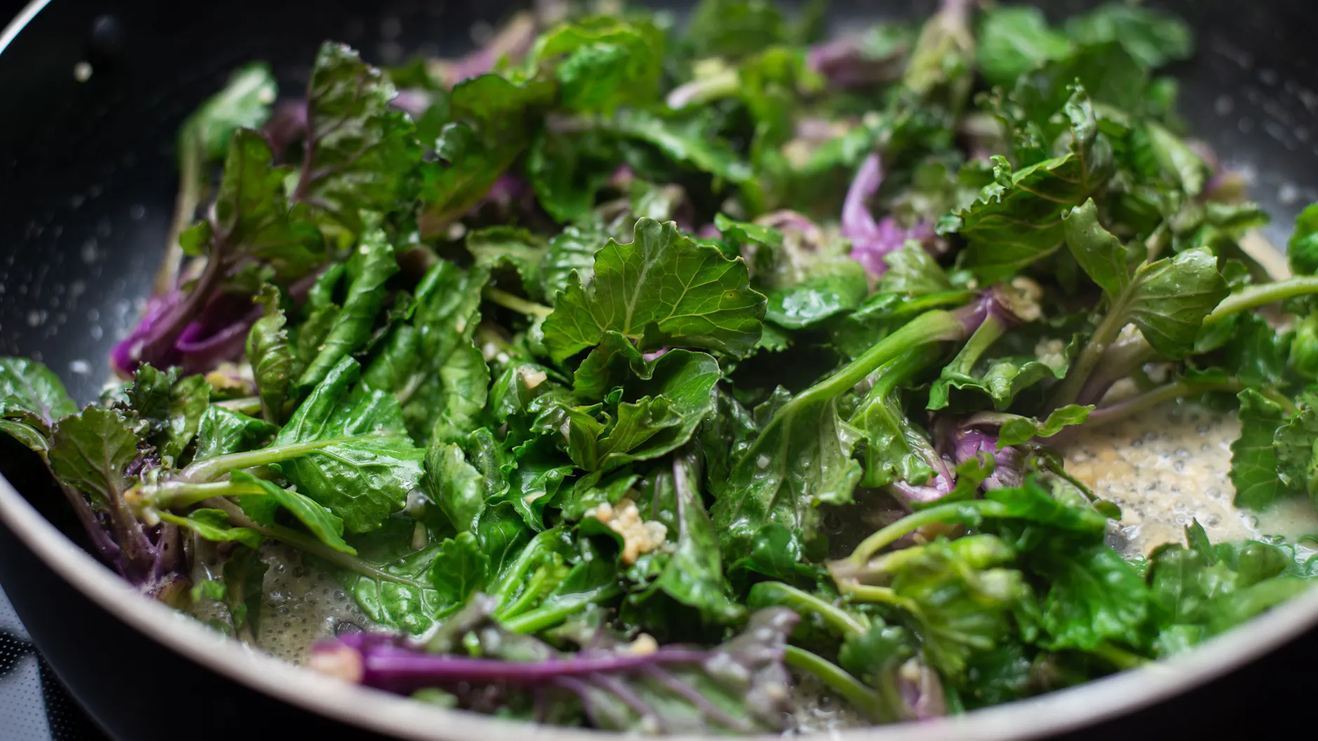 Die Kalettes werden in einer großen Pfanne gebraten.