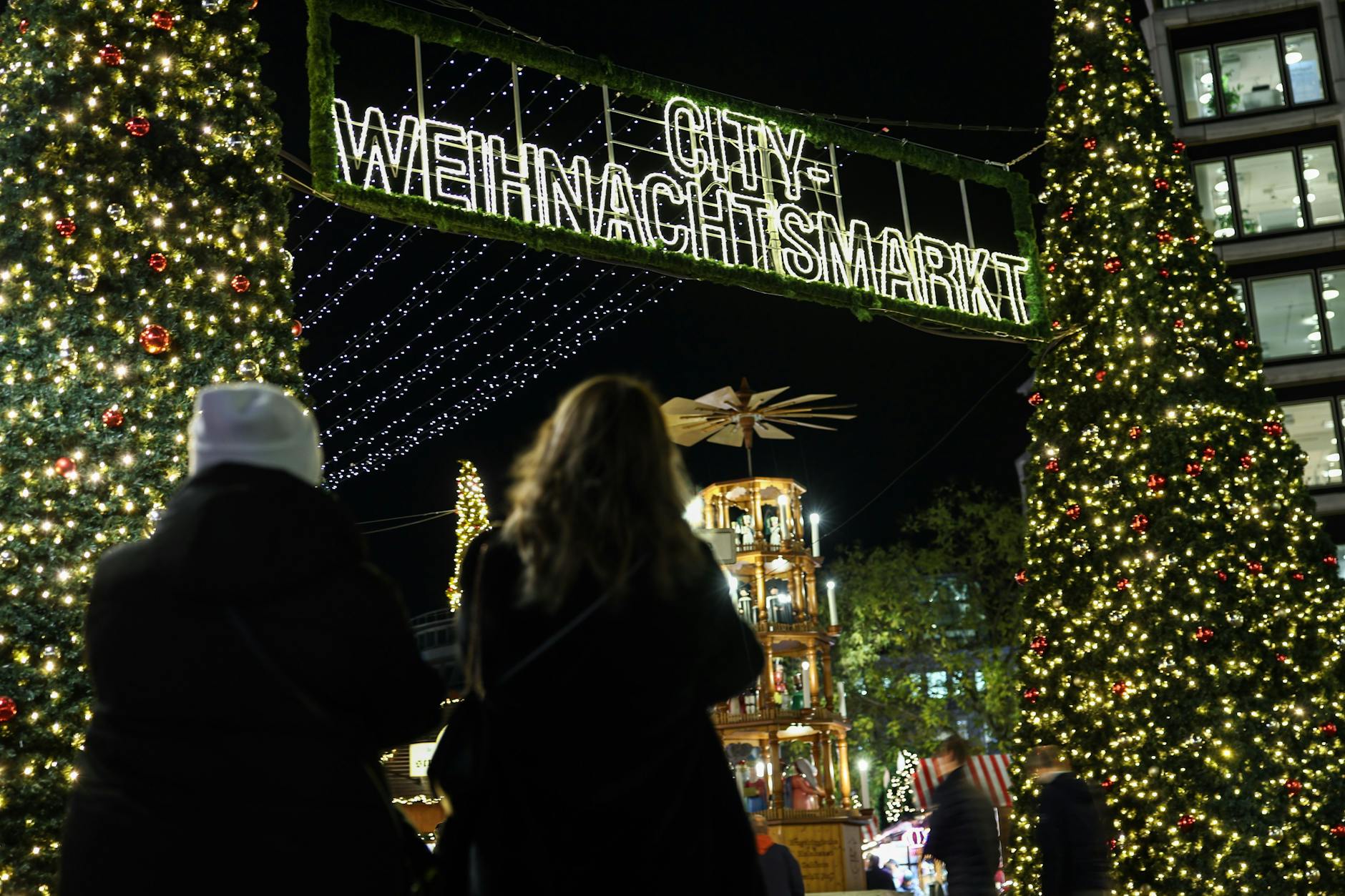 Der Eingang zum Weihnachtsmarkt am Breitscheidplatz
