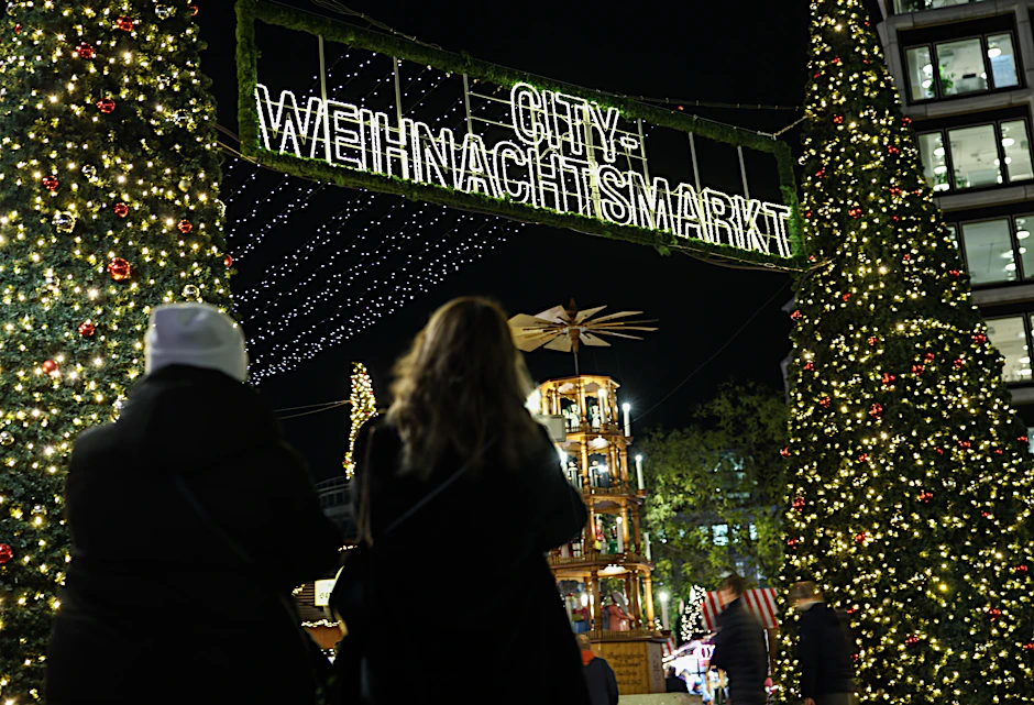 Der Eingang zum Weihnachtsmarkt am Breitscheidplatz