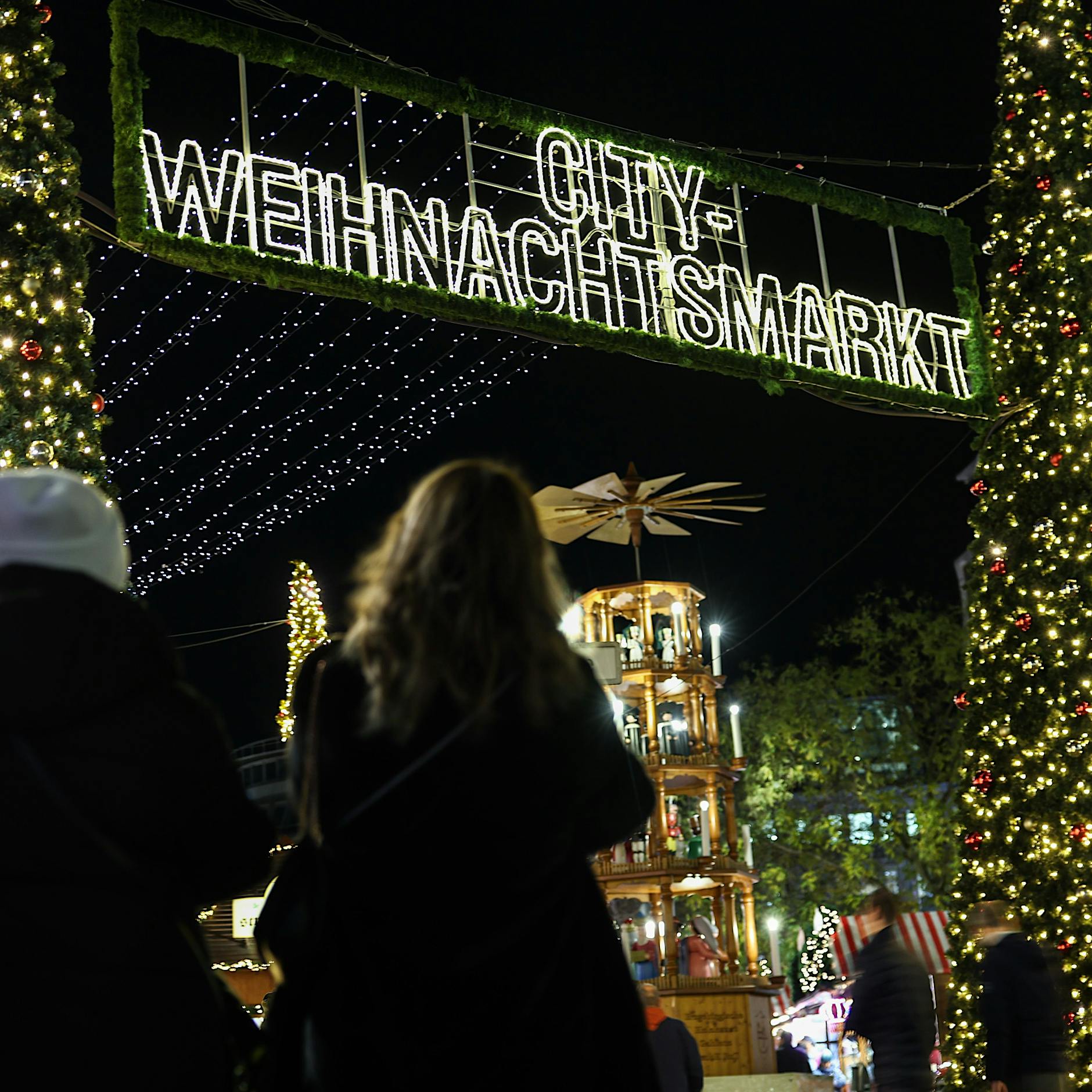 Wenn der Glühwein immer teurer wird: Warum wir auf den Weihnachtsmärkten eine „Terror-Steuer“ zahlen