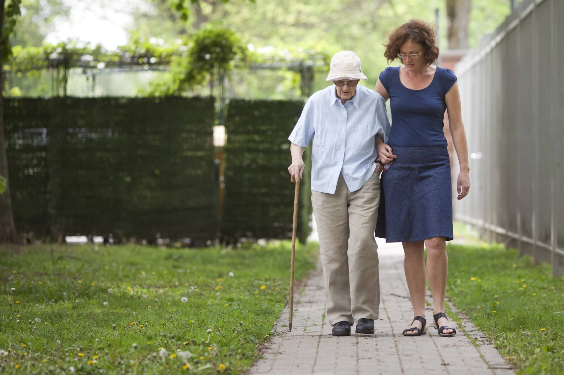 Langer Weg zur Pflege: In Berlin müssen Bedürftige teils bis zu zwei Jahre auf finanzielle Hilfe vom Staat warten.