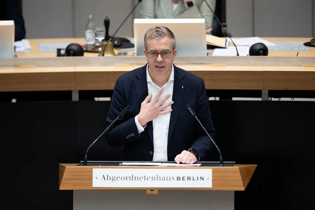 Auch der Berliner Finanzsenator Stefan Evers (CDU) nutzt das Wort Bedarfe.