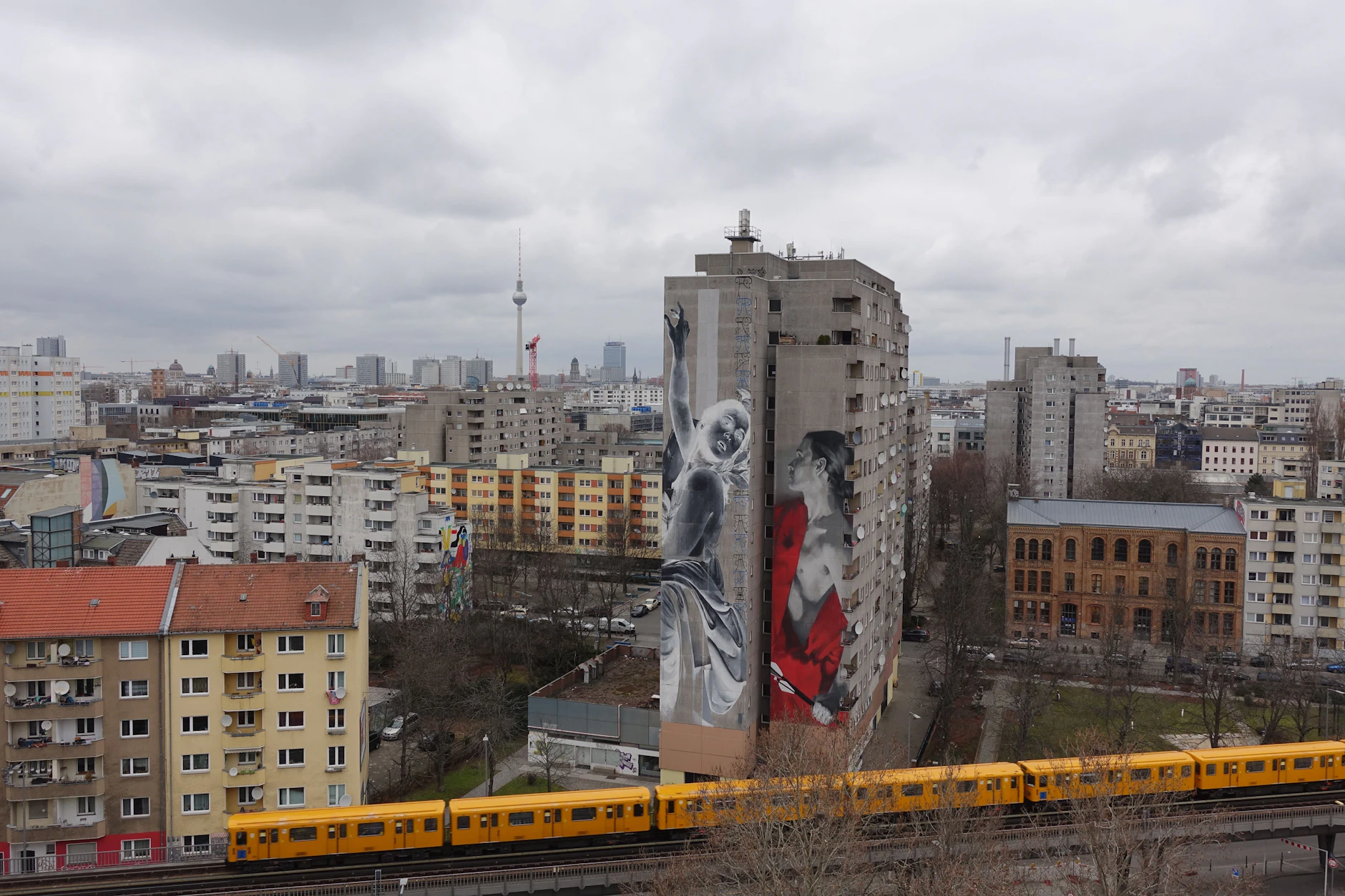 Dunkle Wolken für Berlins Mieter: Es gibt in der Stadt Gier-Vermieter, die Wuchermieten verlangen.