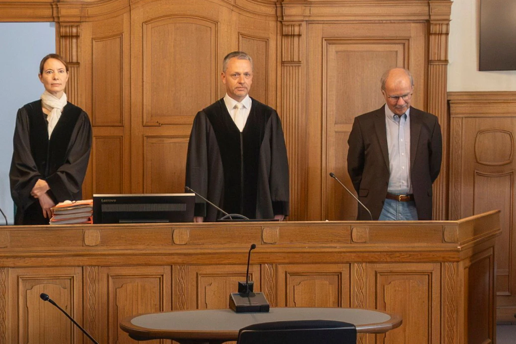 Die Jugendkammer 41 des Landgerichts Berlin verhandelt einen Prozess wegen schweren sexuellen Missbrauchs und Vergewaltigung, teils durch Unterlassen.